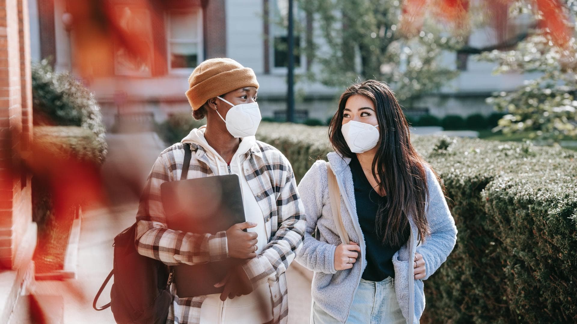 Coronavirus: Zwei Frauen mit Maske  laufen nebeneinander her