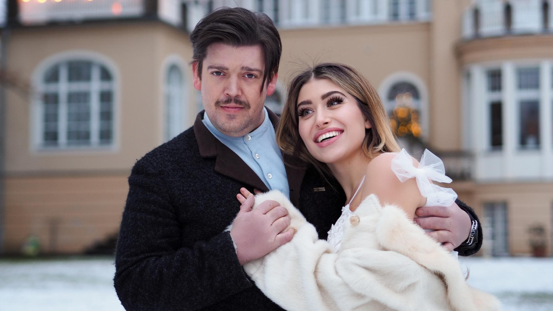 Diana June und ihr Ehemann David vor ihrem Haus in Berlin