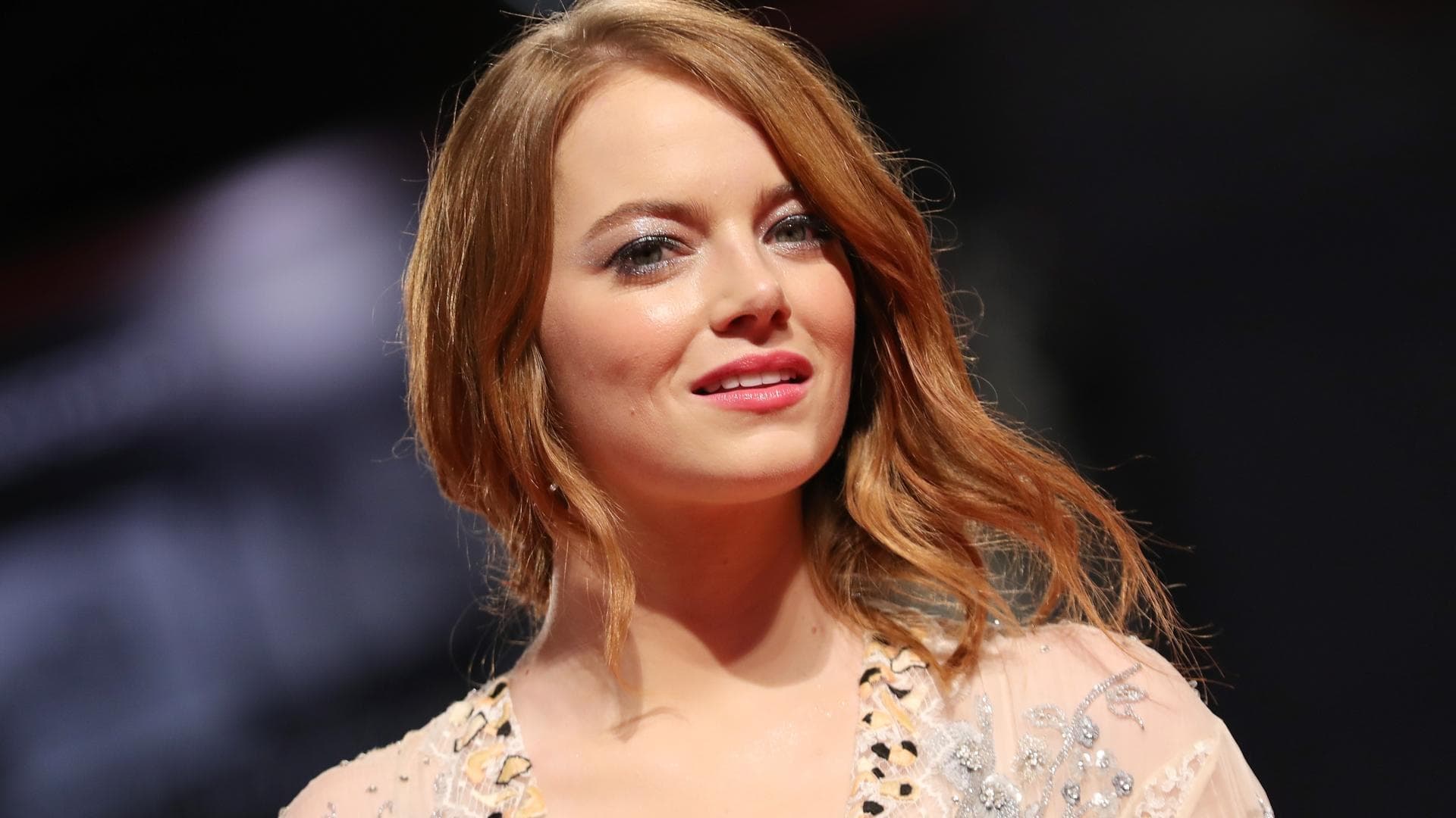 Emma Stone mit welligen Haaren
