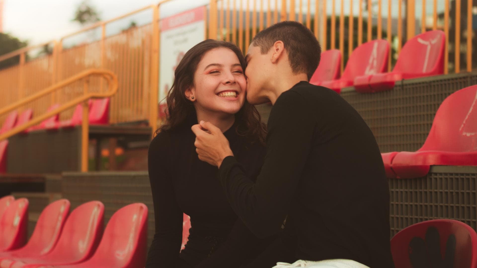 Zwei Menschen küssen sich