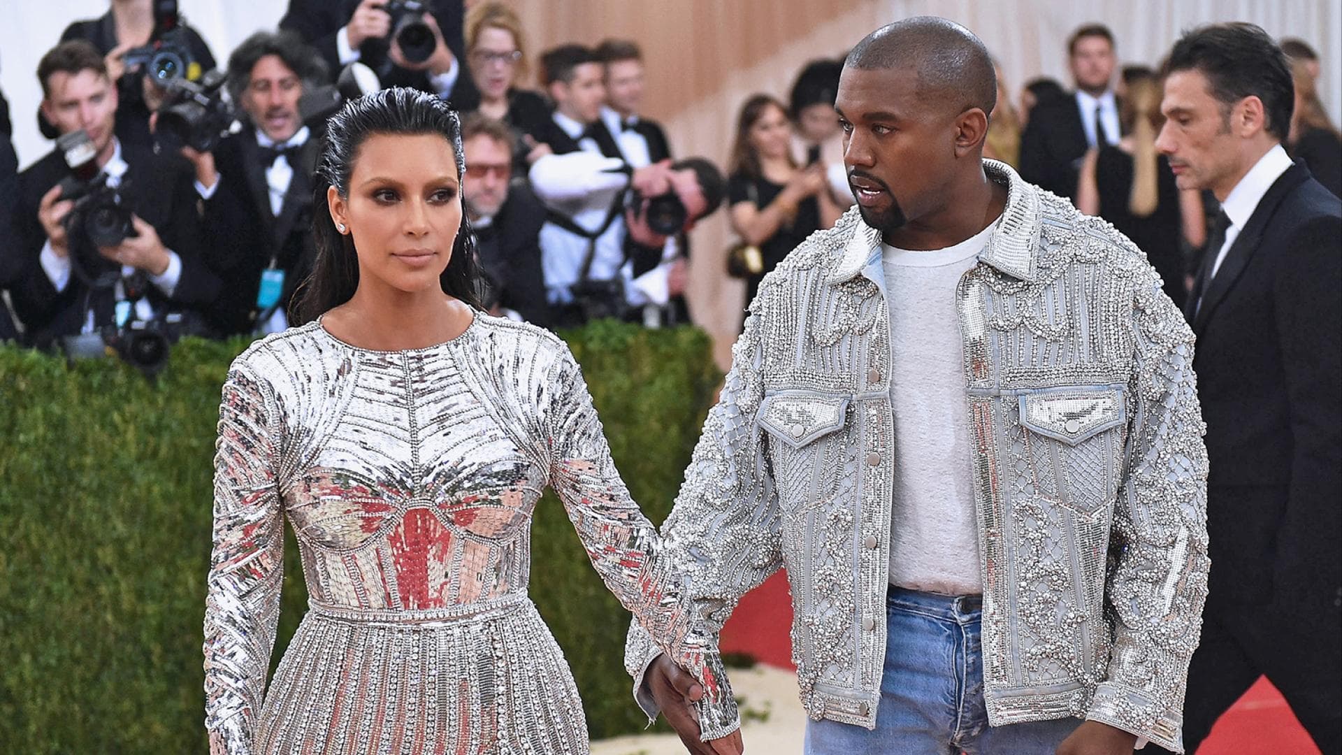 Kim Kardashian und Kanye West halten Hände