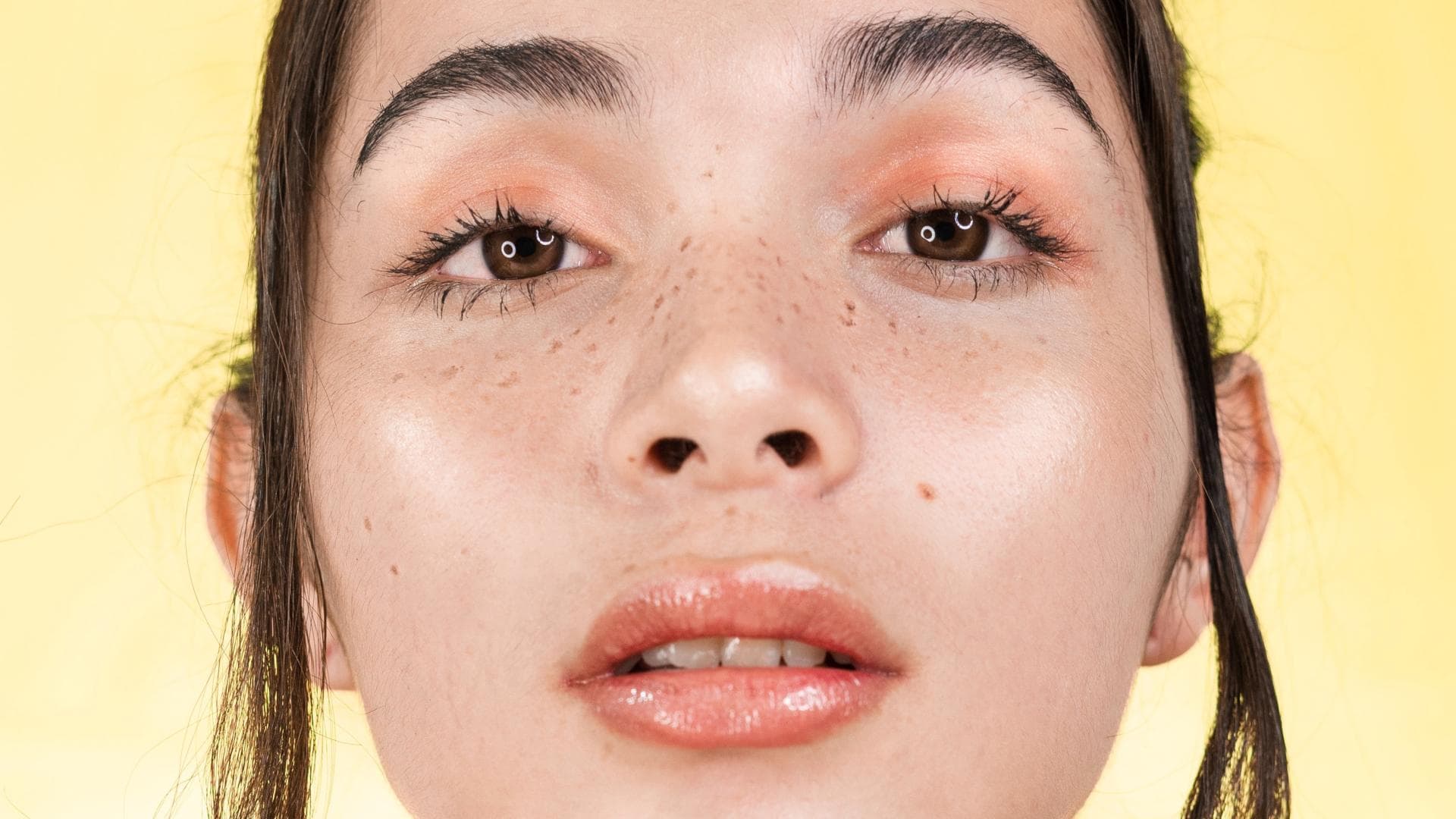 Beauty-Trend aus Korea: Frau mit braunen Haaren und strahlender Juice Skin