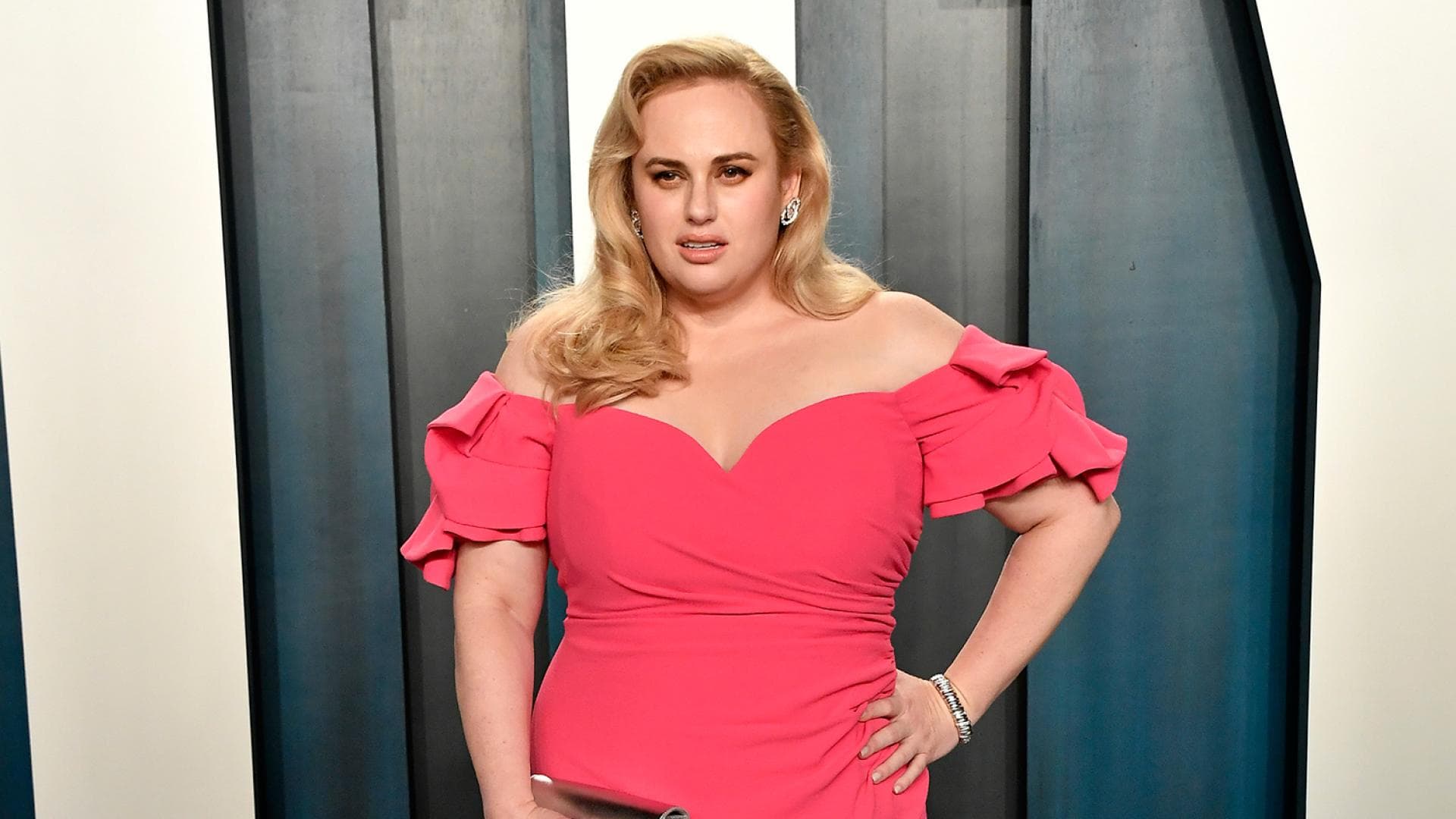 Rebel Wilson in einer pinken Robe