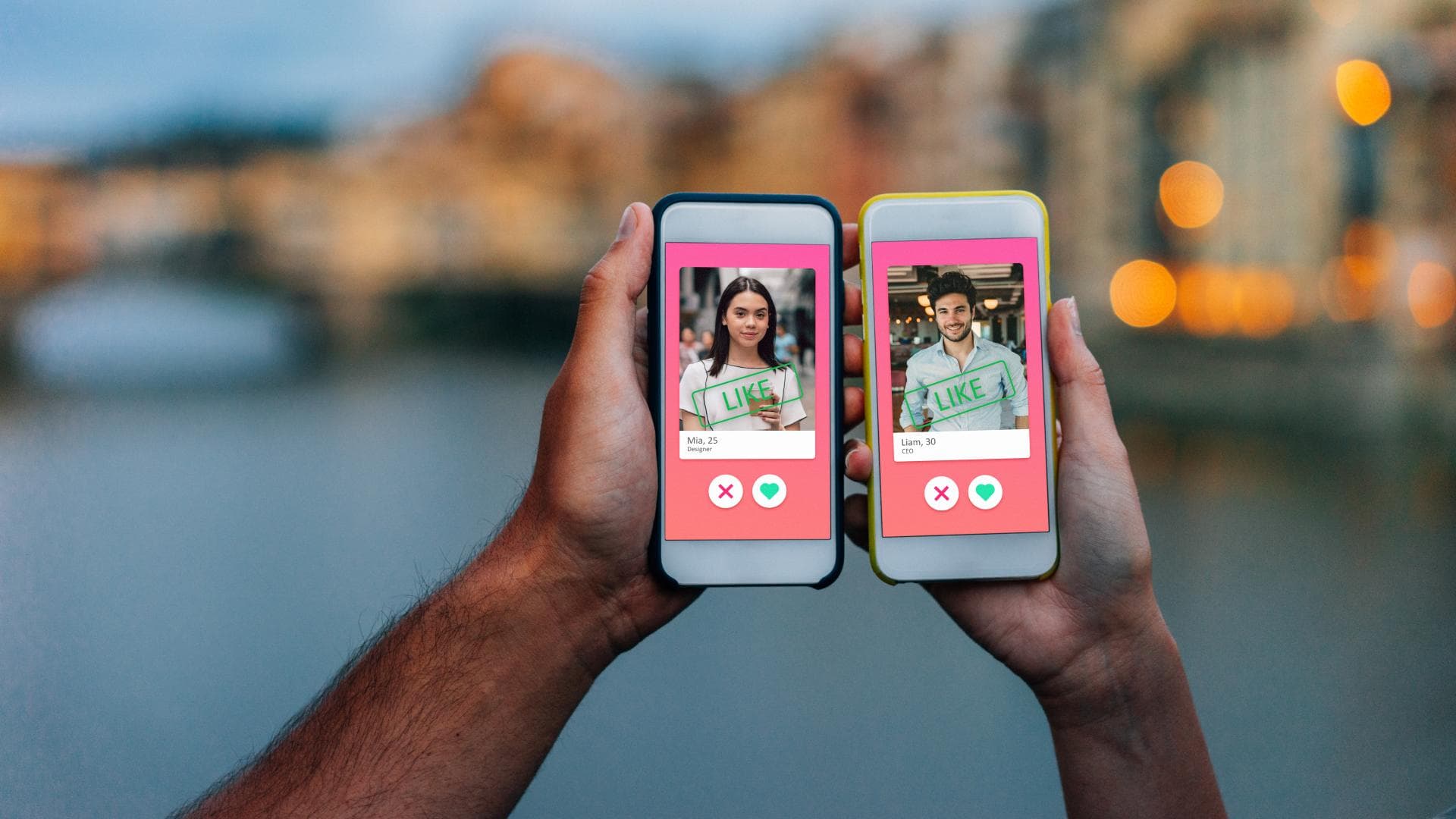Hand von Mann und Frau mit Smartphone jeweils in der Hand, auf welchem Tinder geöffnet ist