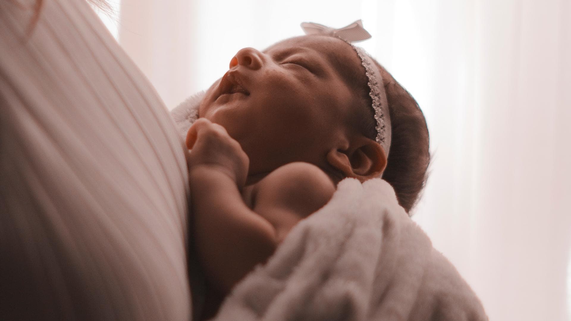 Horoskop: Baby auf dem Arm seiner Mutter