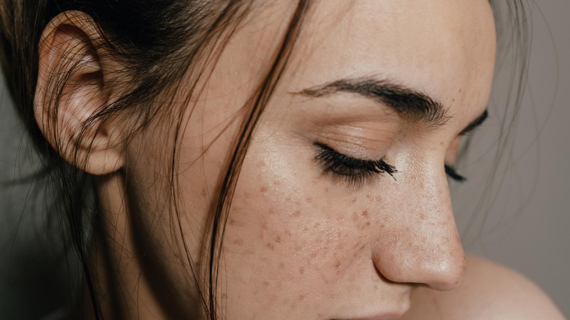 Wachsen Wimpern nach: Frau mit Sommersprossen und braunen Haaren