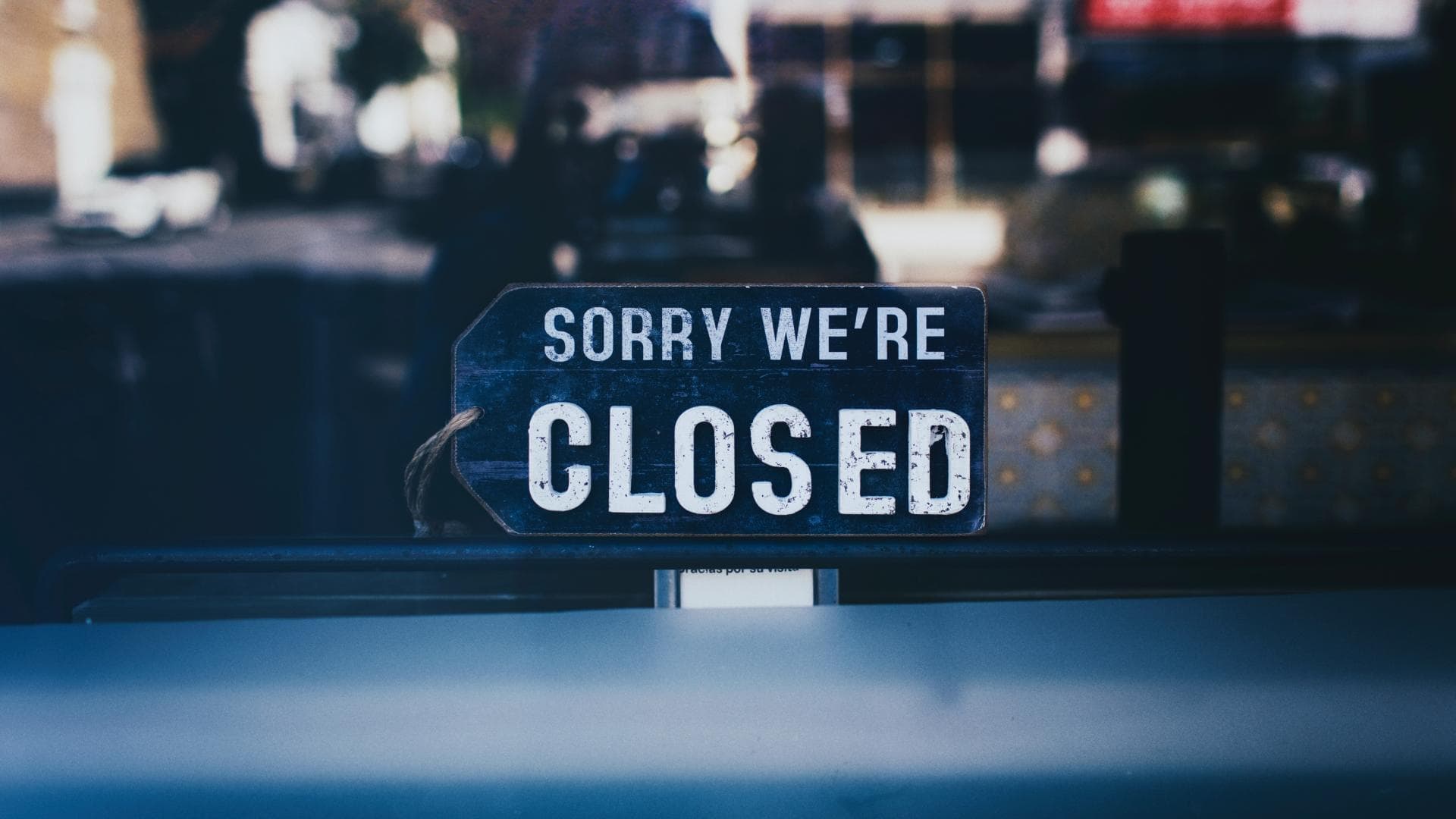 Corona Regeln an Ostern: Ladenschild mit Aufschrift "Closed"