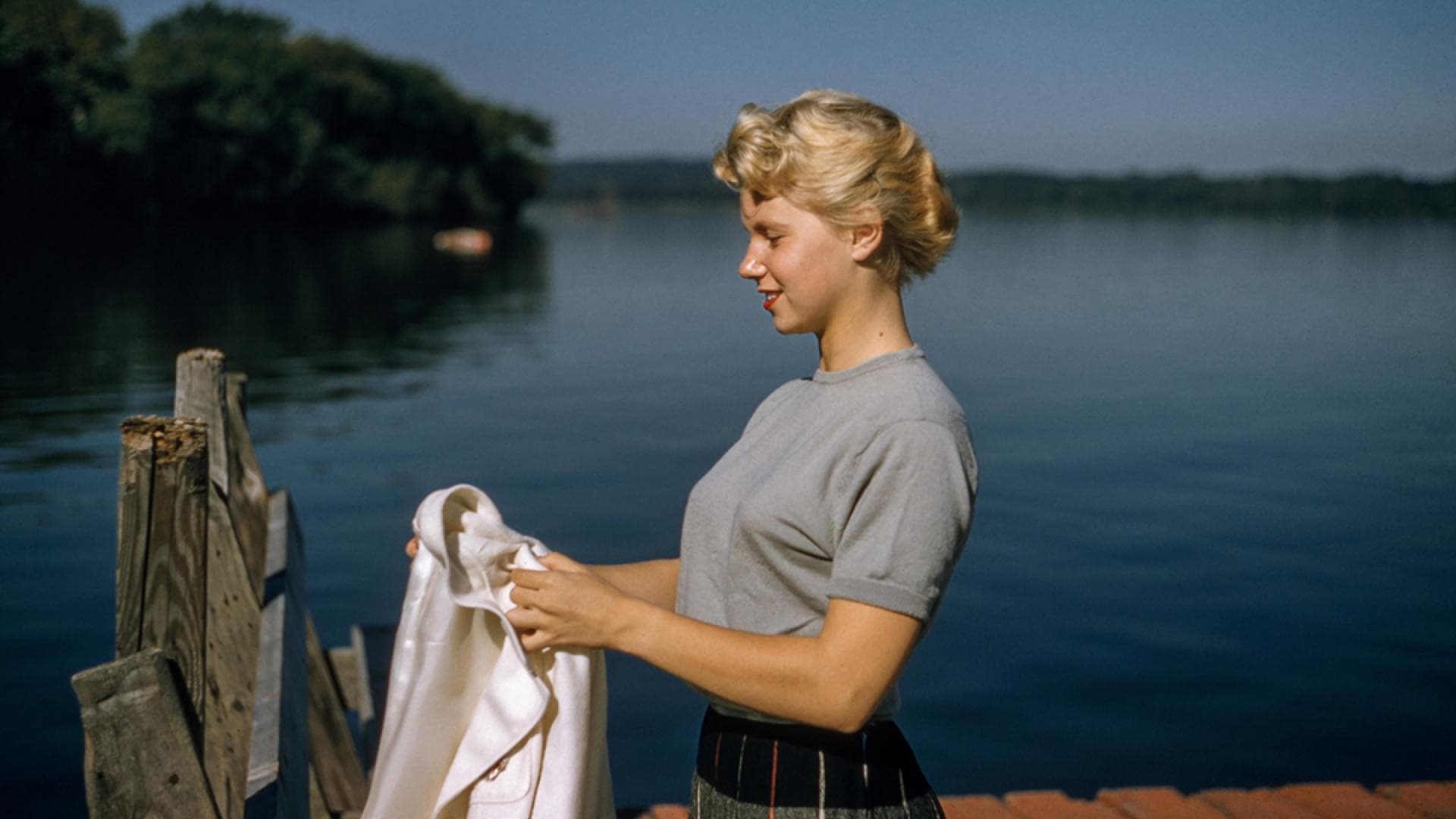 Frau aus den 50ern haelt eine Jacke