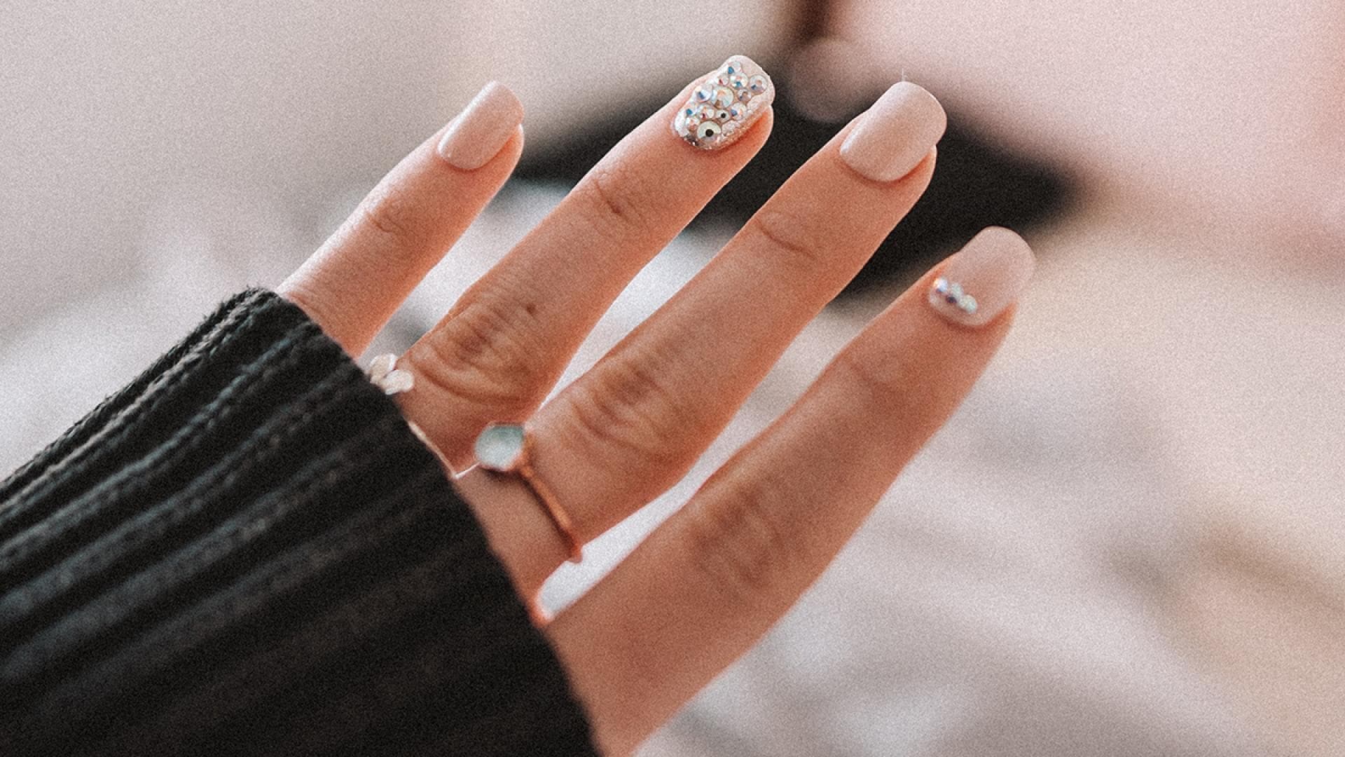 Naegel mit Strass