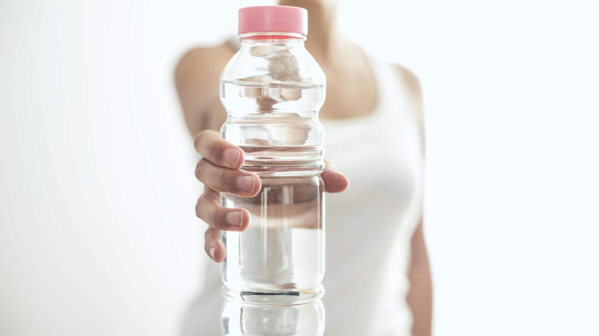 Frau hält Wasserflasche