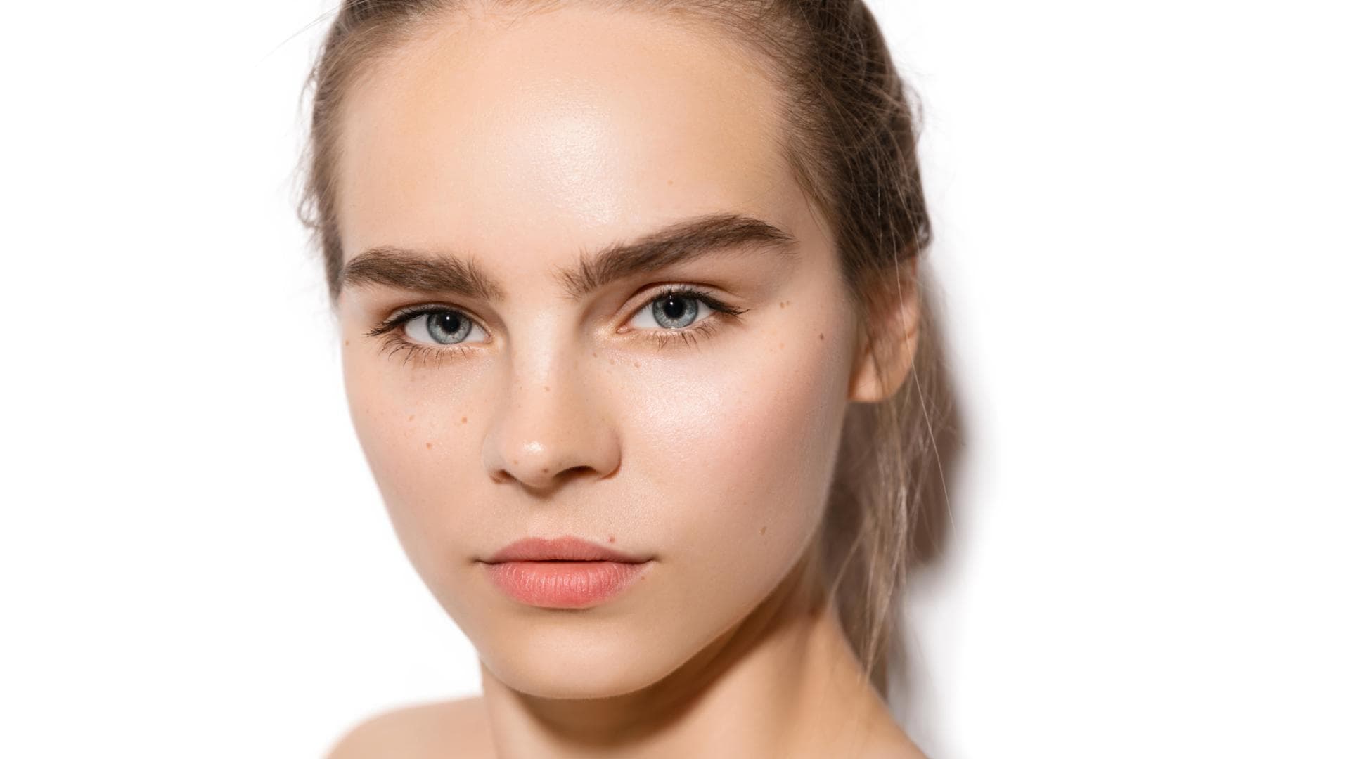 Junge Frau mit schönen Augenbrauen