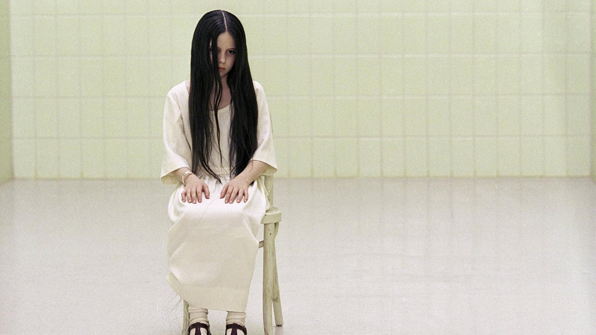 Samara von "The Ring" sitzt auf einem Stuhl