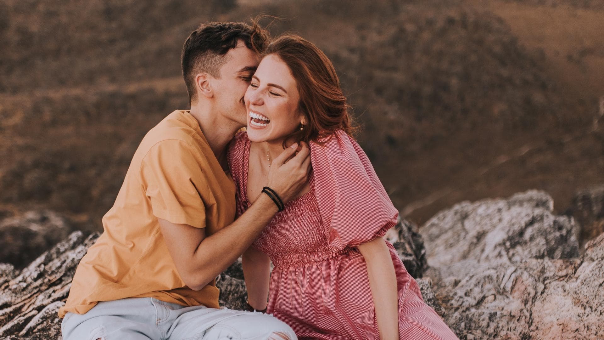 Wahre Liebe: Frau und Mann beim Picknick