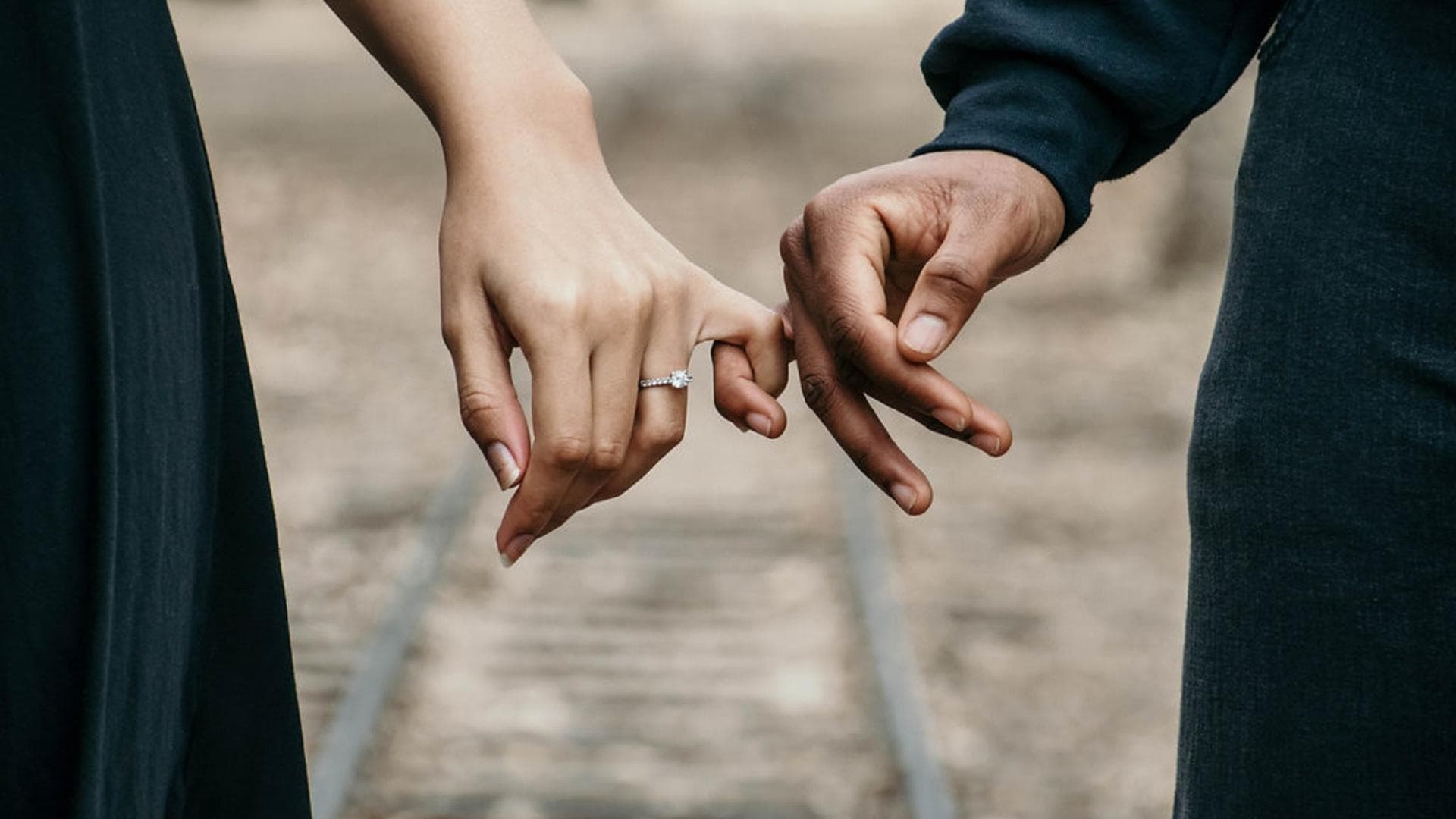 5 Senses for Love: Zwei Hände mit Ring