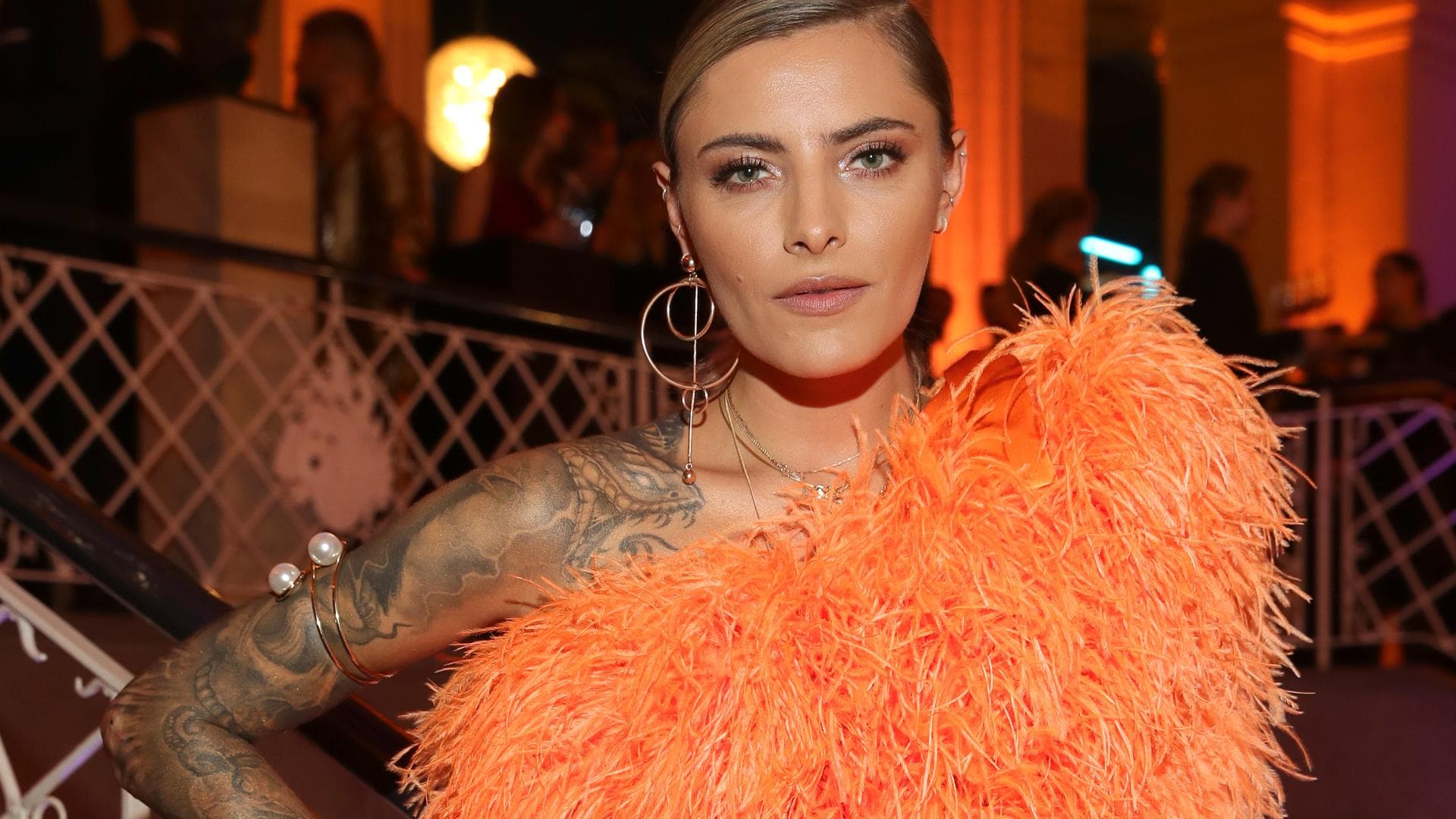 Sophia Thomalla im Federkleid 