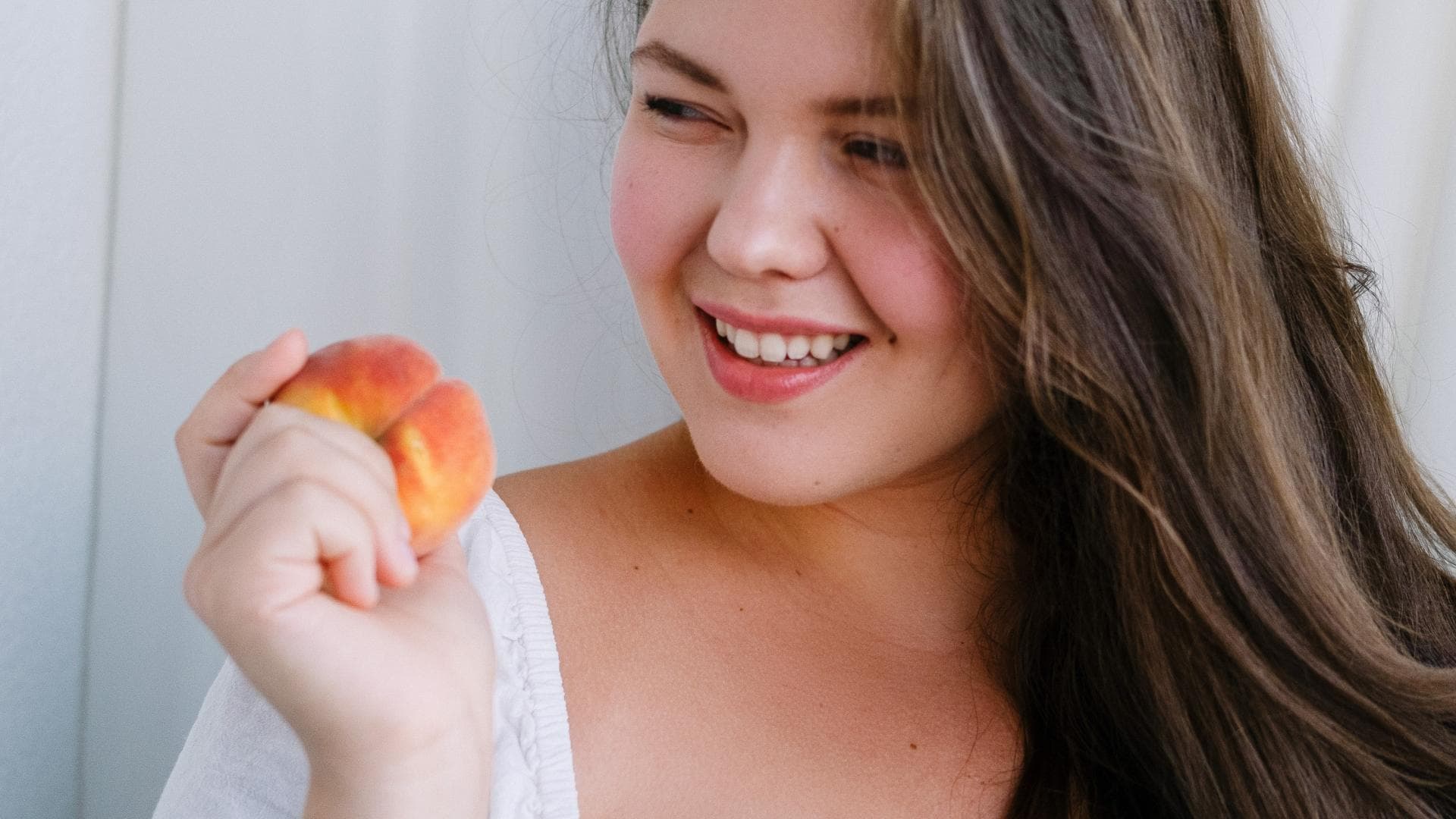 Horoskop Thema: Frau mit Pfirsich
