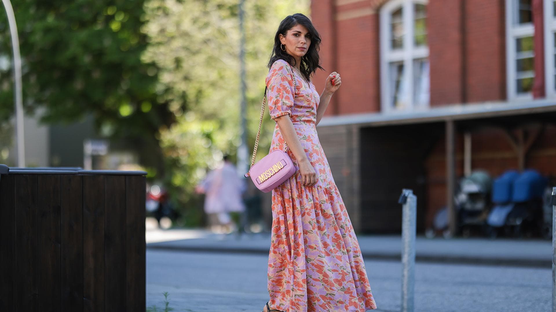 Frau trägt Blumenkleid