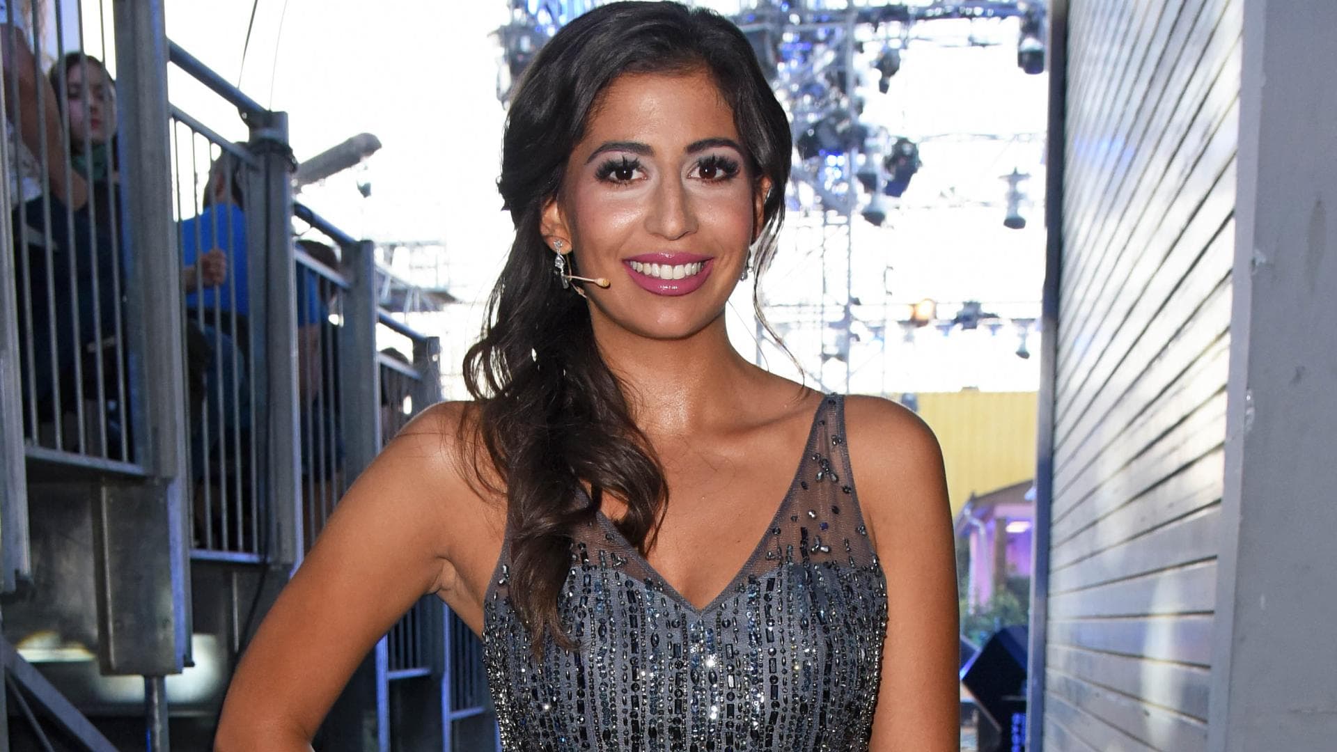 Eva Benetatou im Kleid 