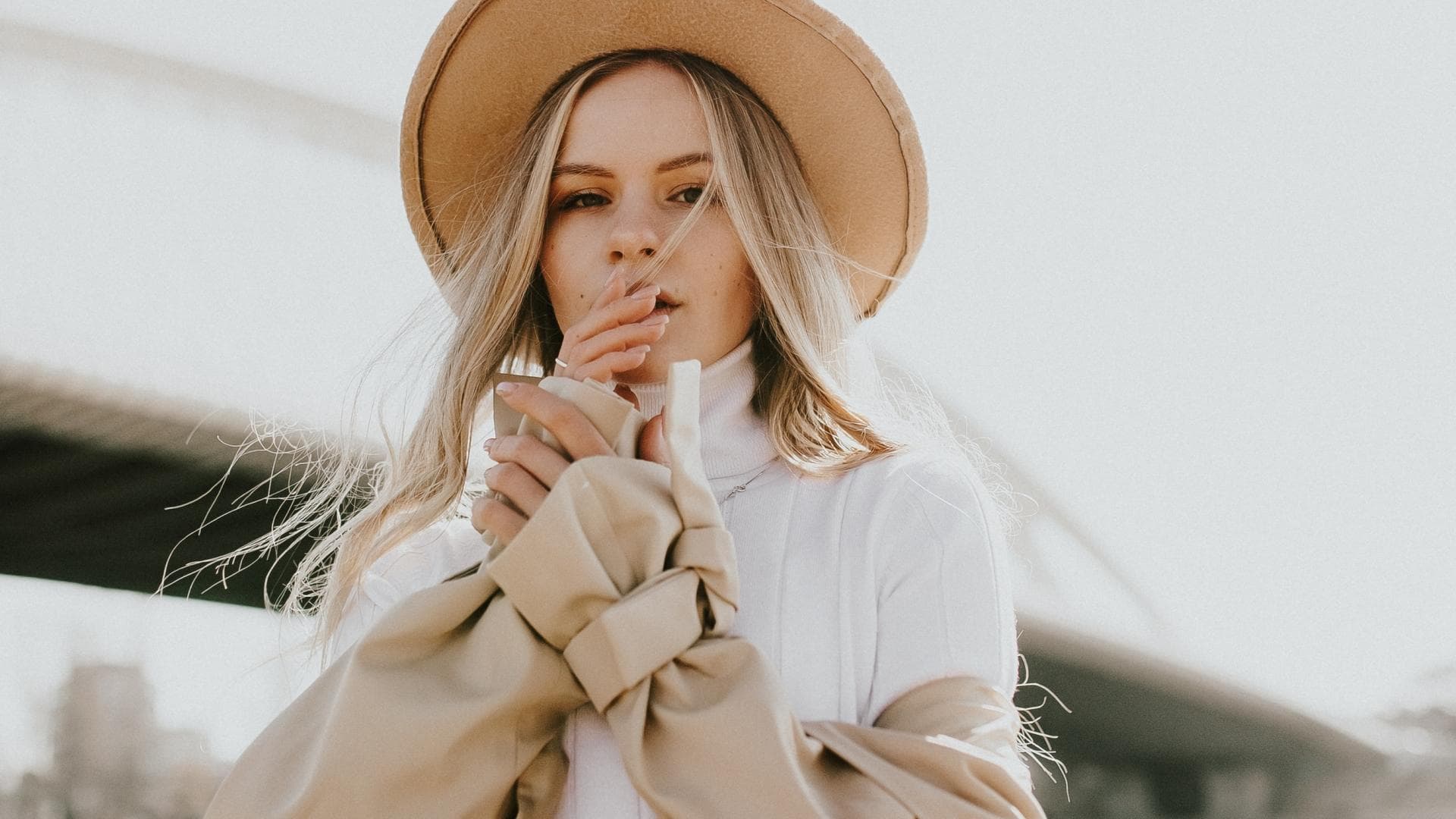 Horoskop: Frau mit Hut in Beige