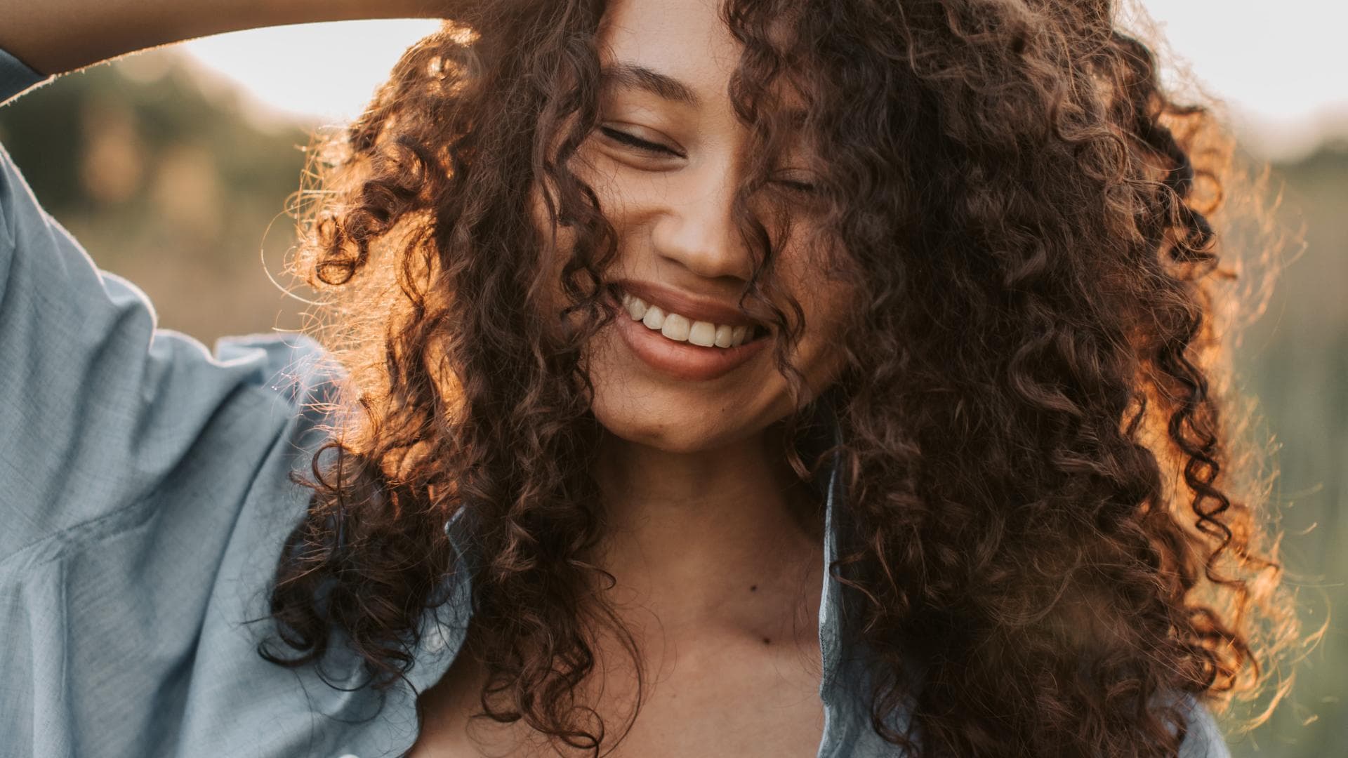Horoskop: Frau mit Locken lacht