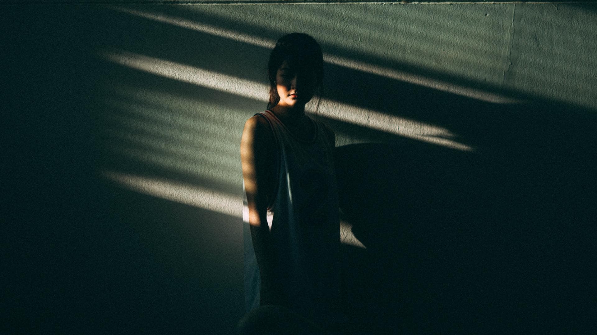 Horoskop: Frau vor grüner Wand