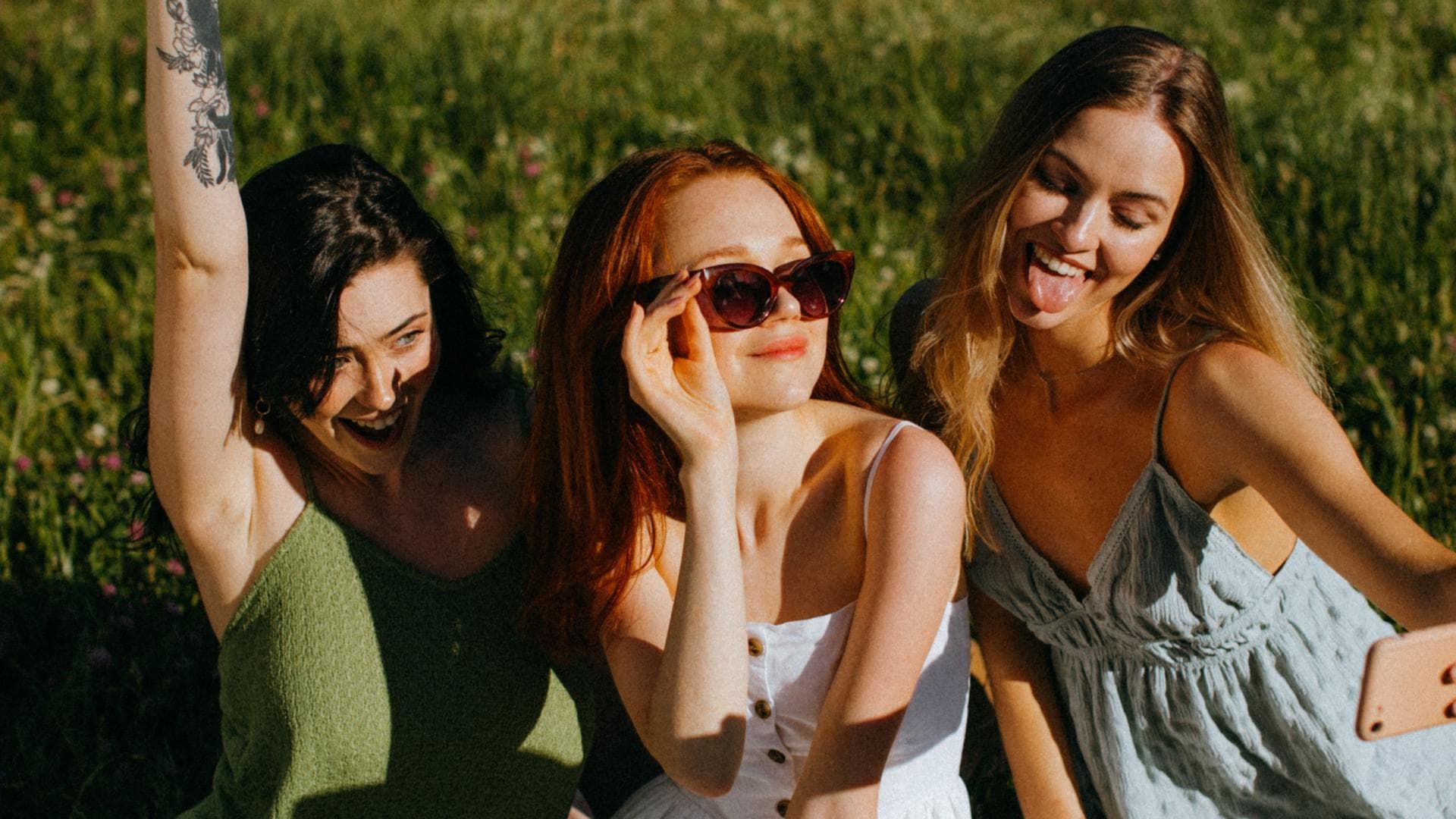 Horoskop: Drei Frauen auf Picknickdecke
