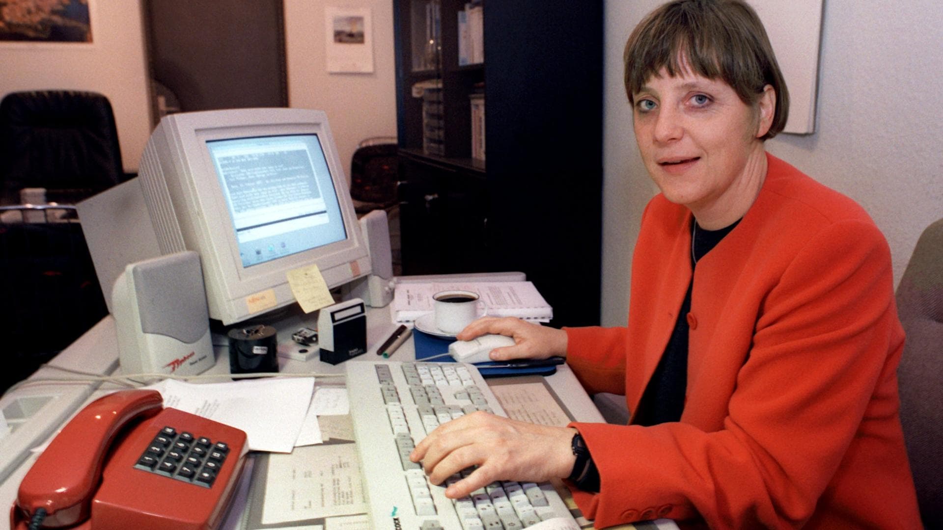 Angela Merkel 1990 roter Anzug