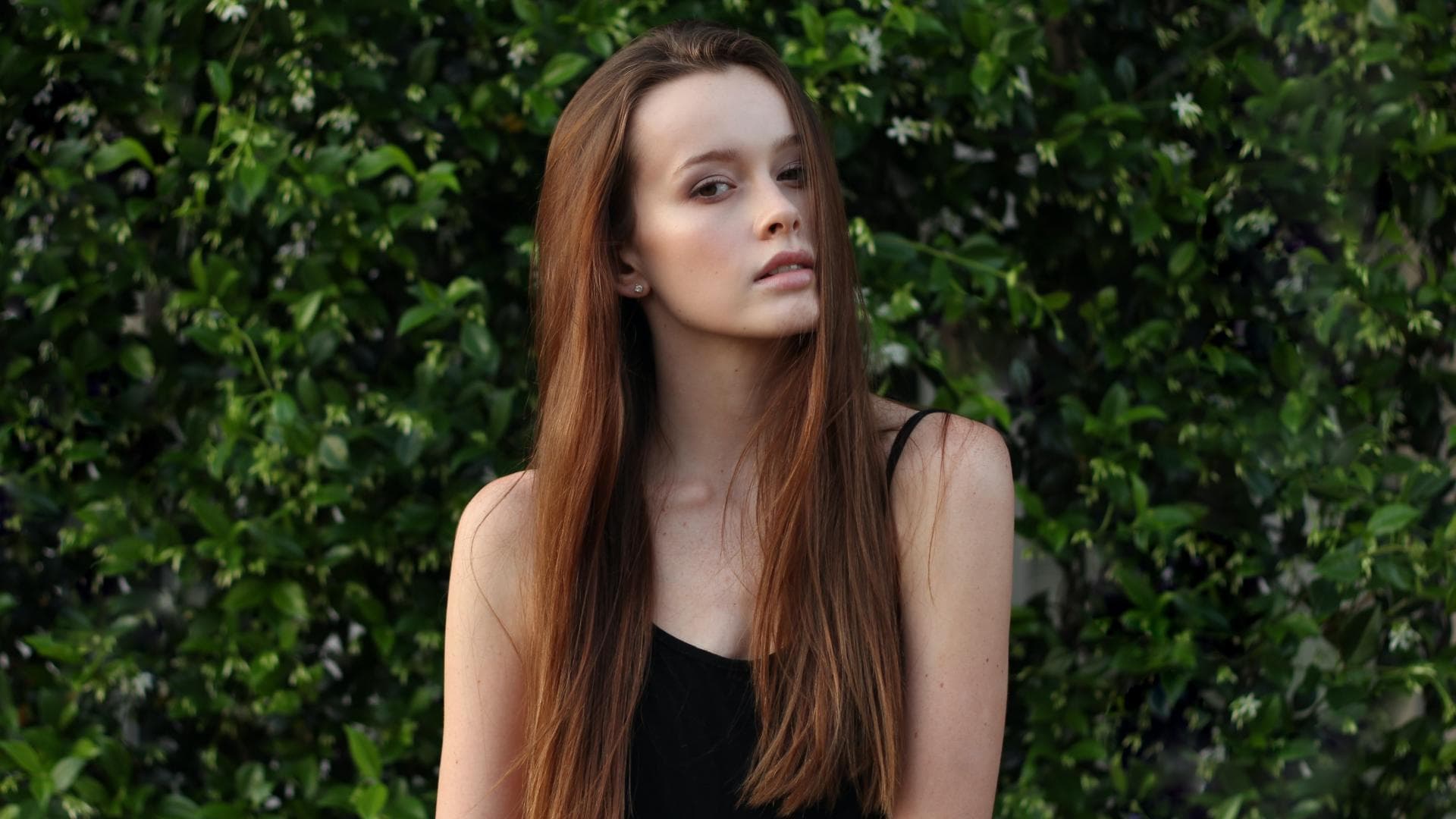 Frau mit hoher Stirn