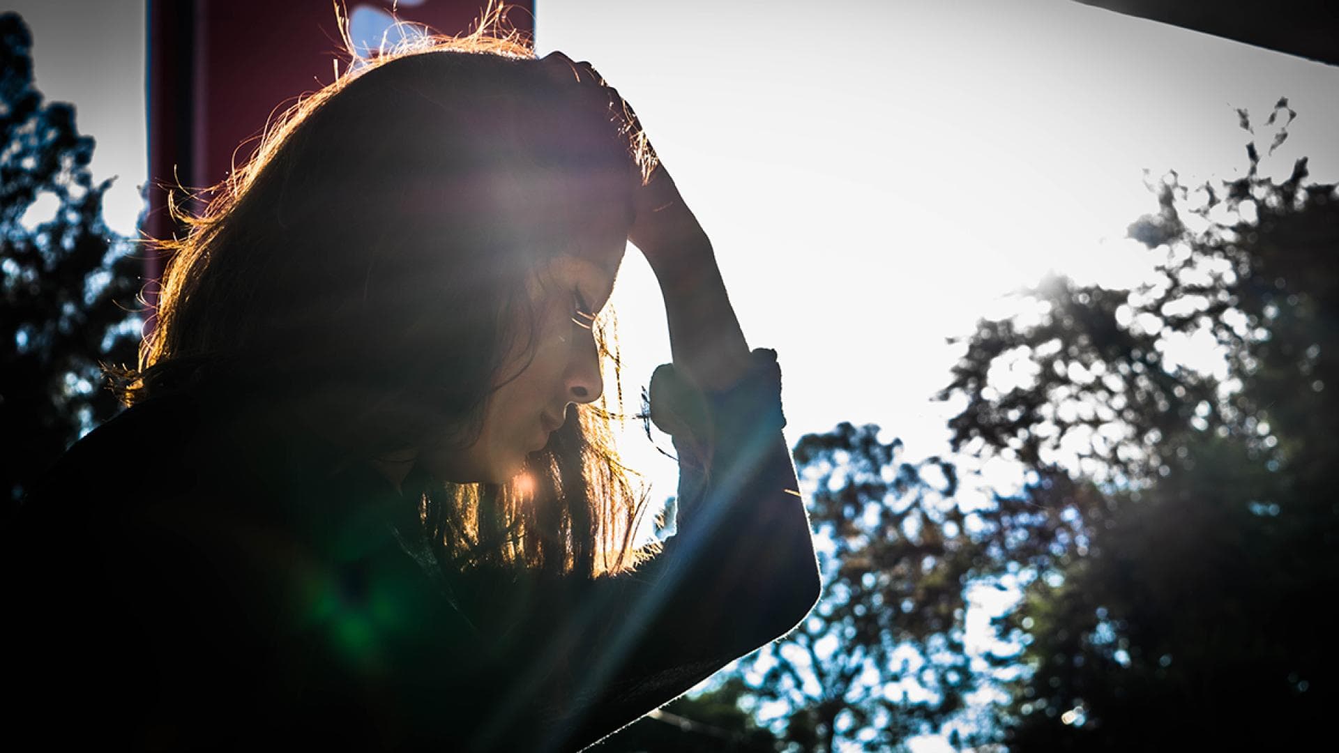 Frau schaut nach unten