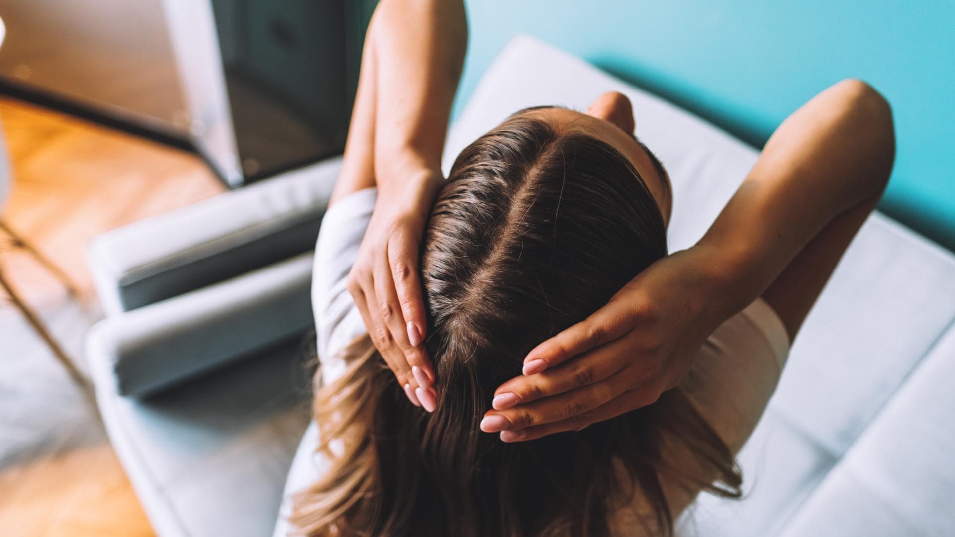 Fettige Haare einer Frau