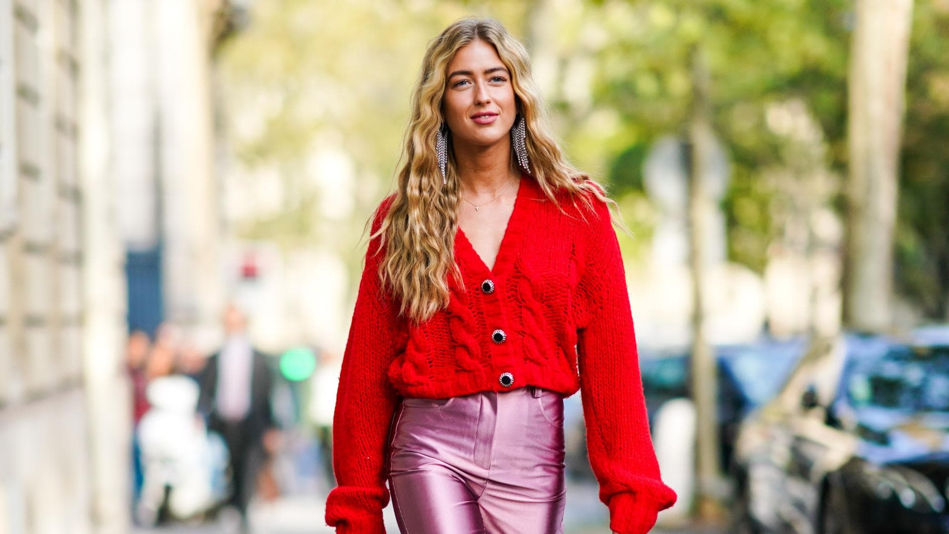 Emili Sindlev Cardigan trägt Cardigan