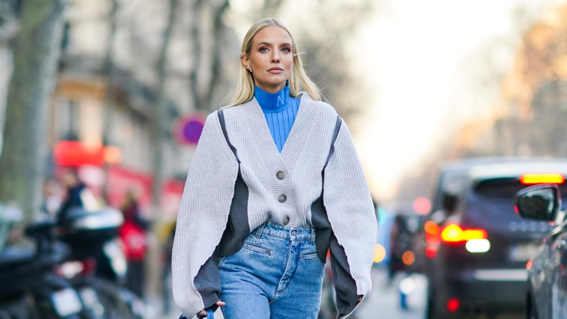 Leonie Hanne trägt Cardigan