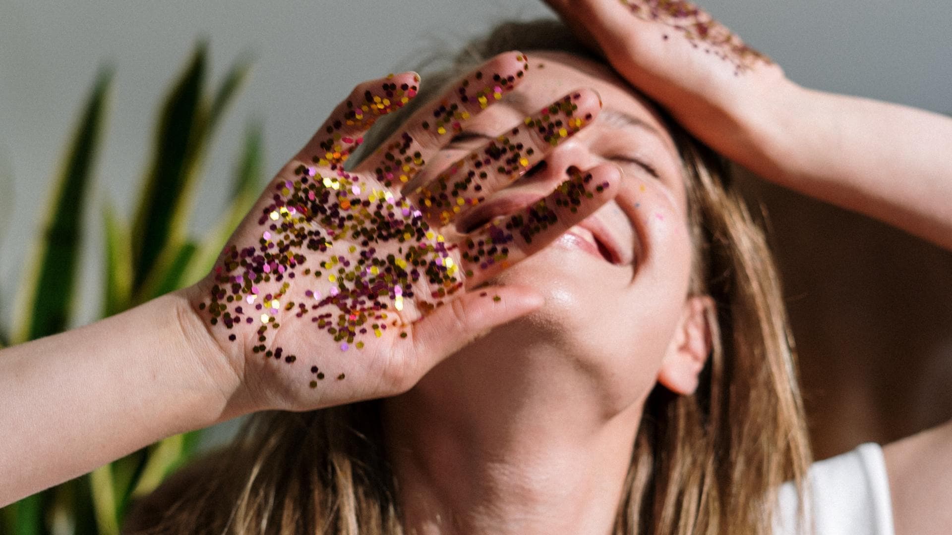 Horoskop Thema: Frau mit Glitzer an den Händen