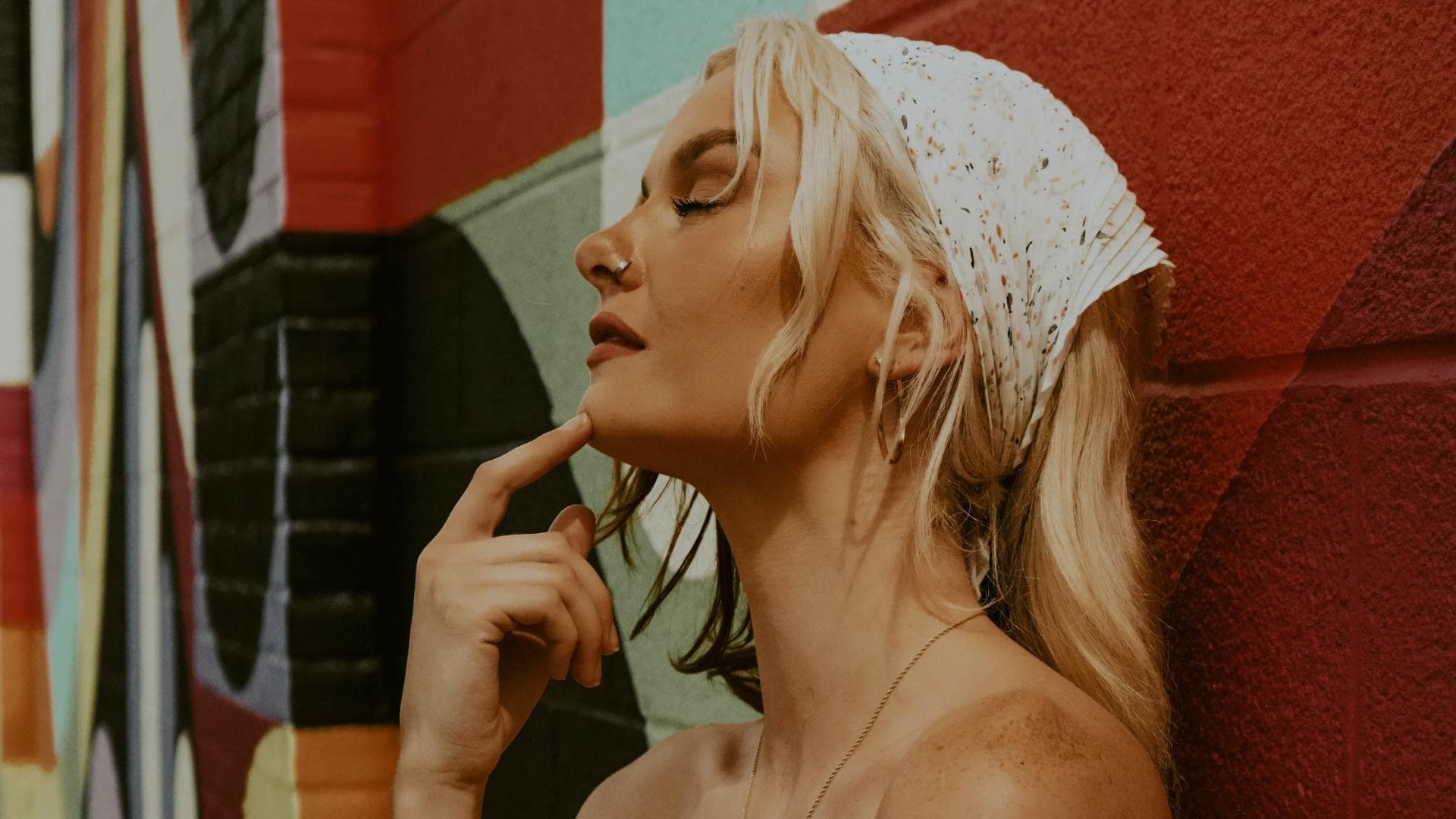 Horoskop: Frau fasst sich ans Kinn