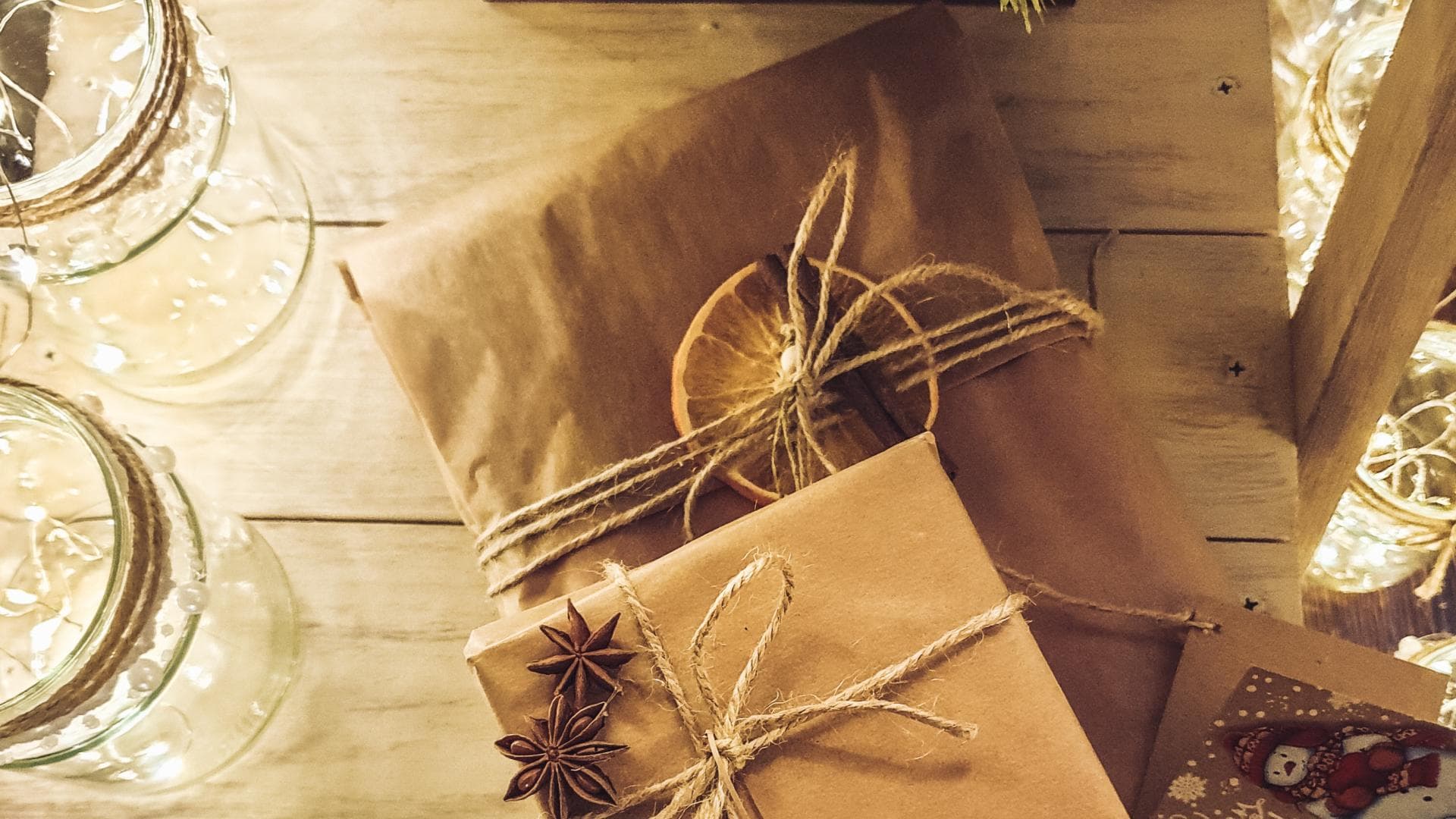 Weihnachtsgeschenke braunes Papier