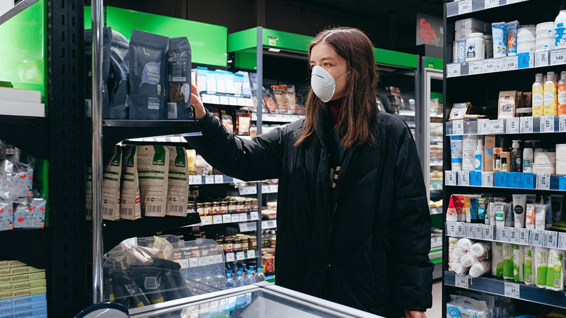 Frau mit Maske im Supermarkt