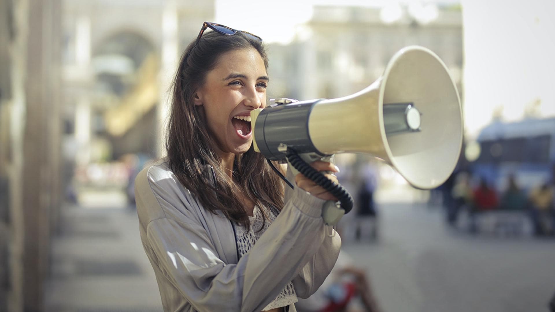 Frau spricht ins Megafon