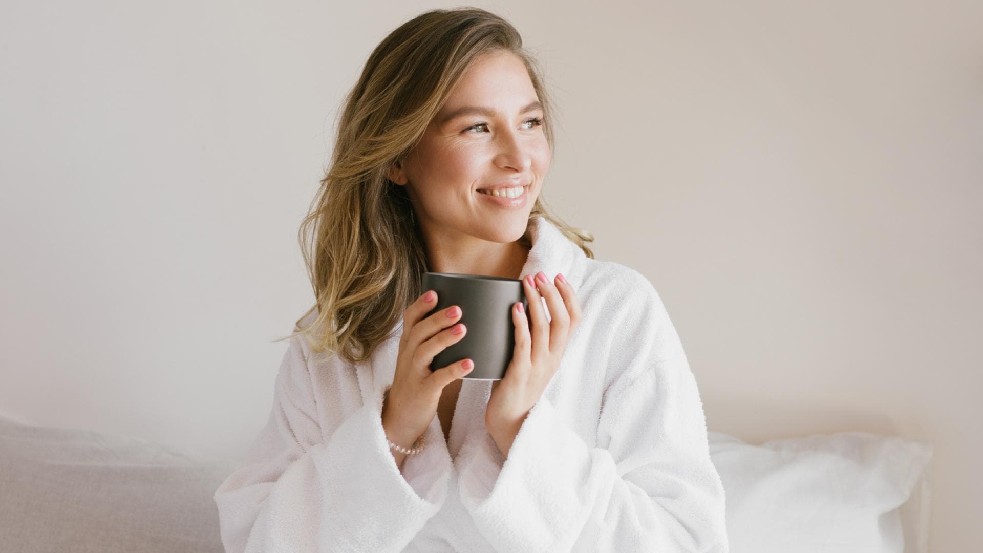 Frau trinkt Kaffee am Morgen