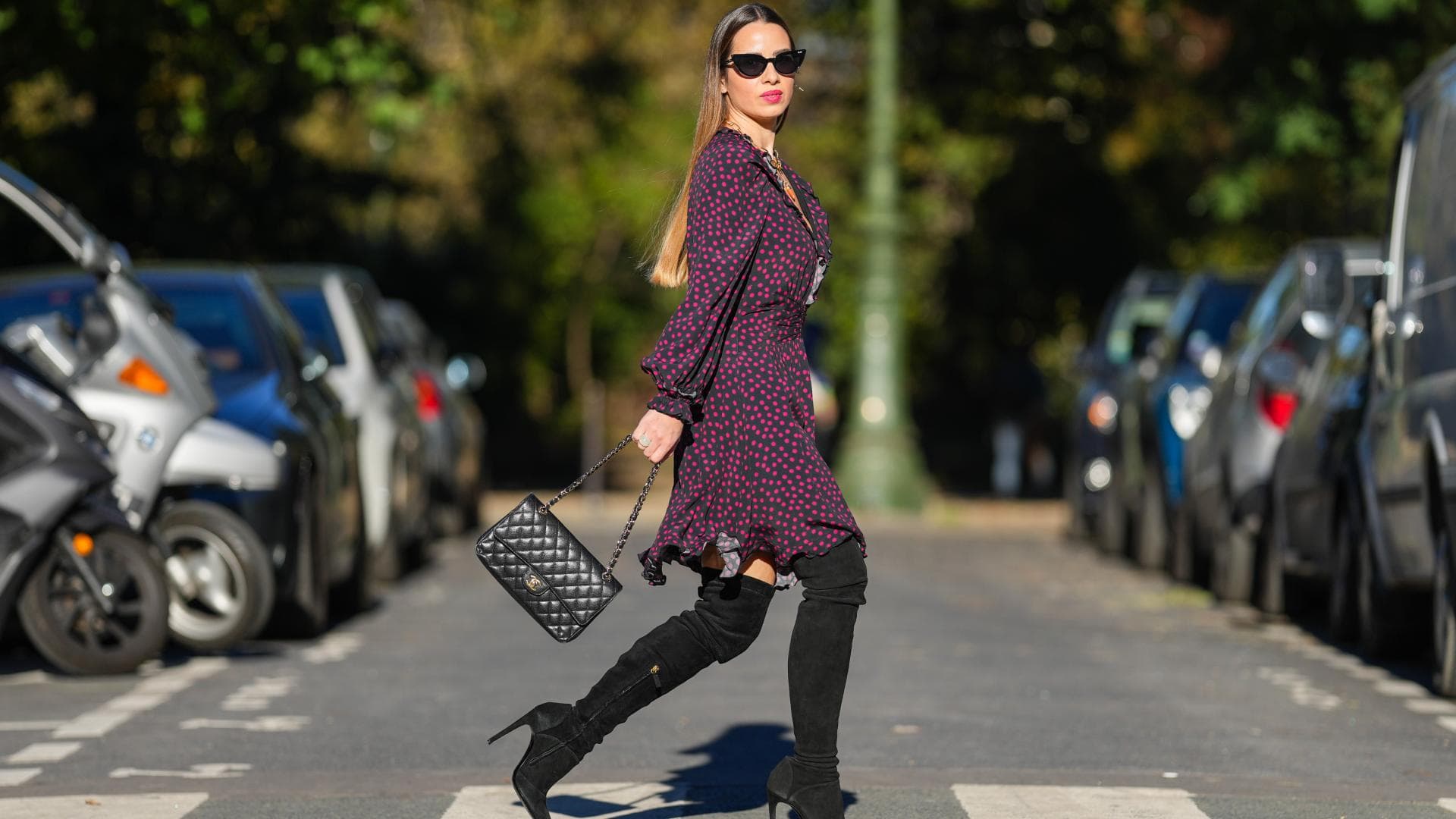 Frau trägt Herbstkleid 