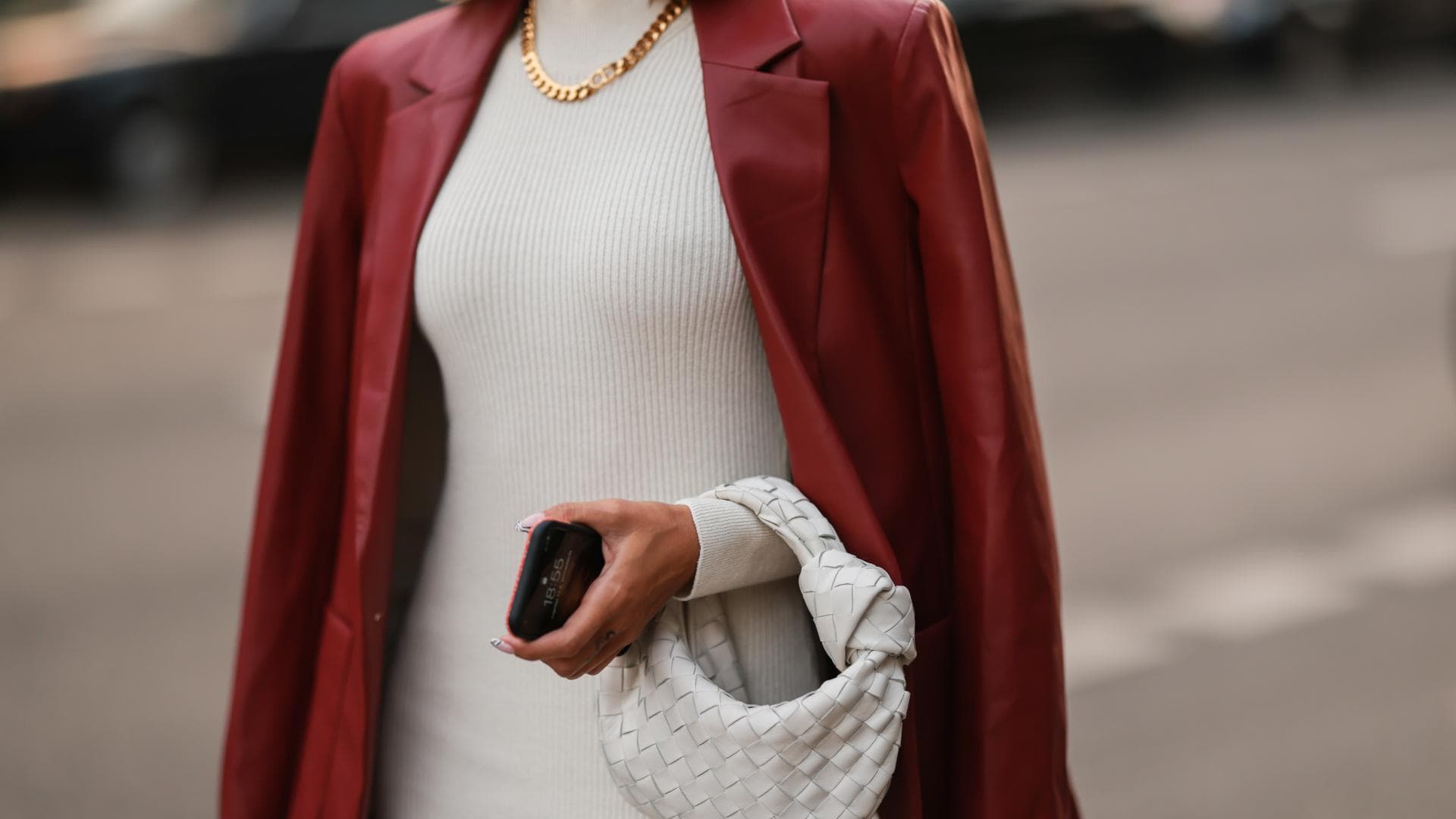 Frau trägt Strickkleid
