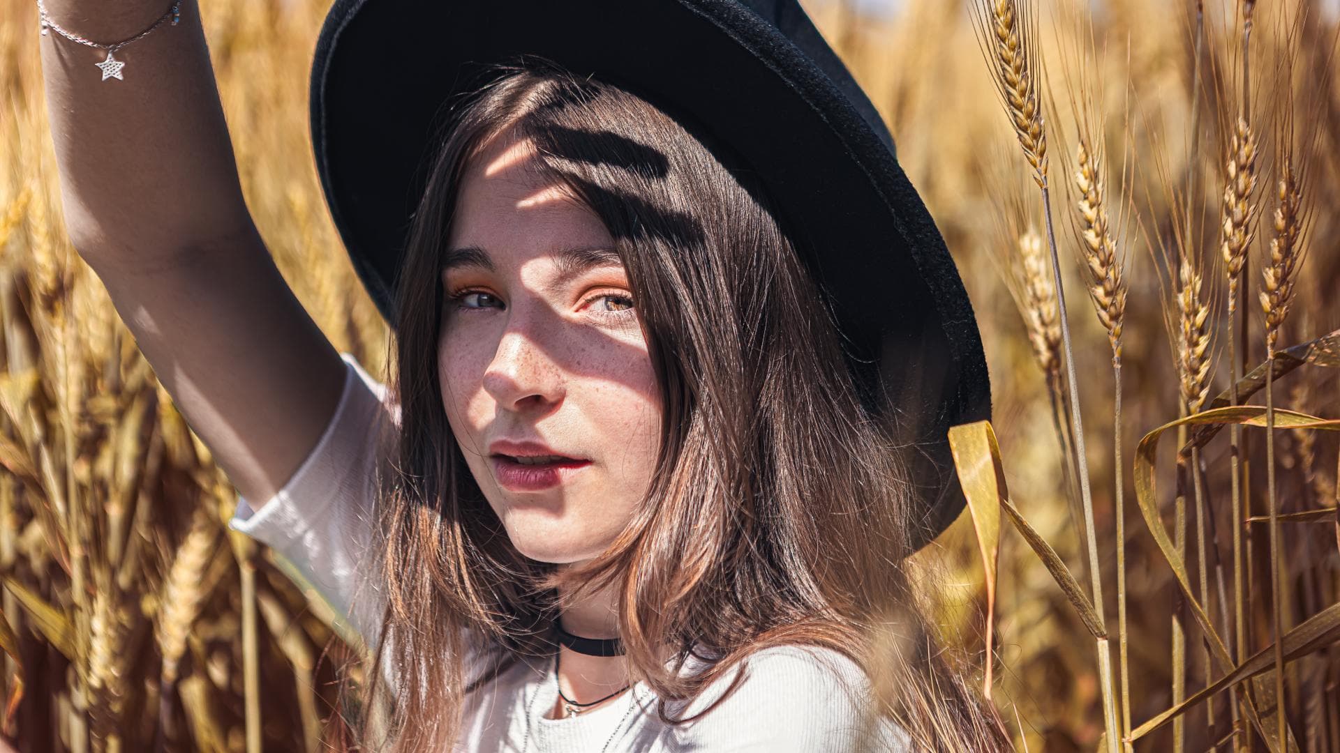 Horoskop Thema: Frau mit Hut im Feld