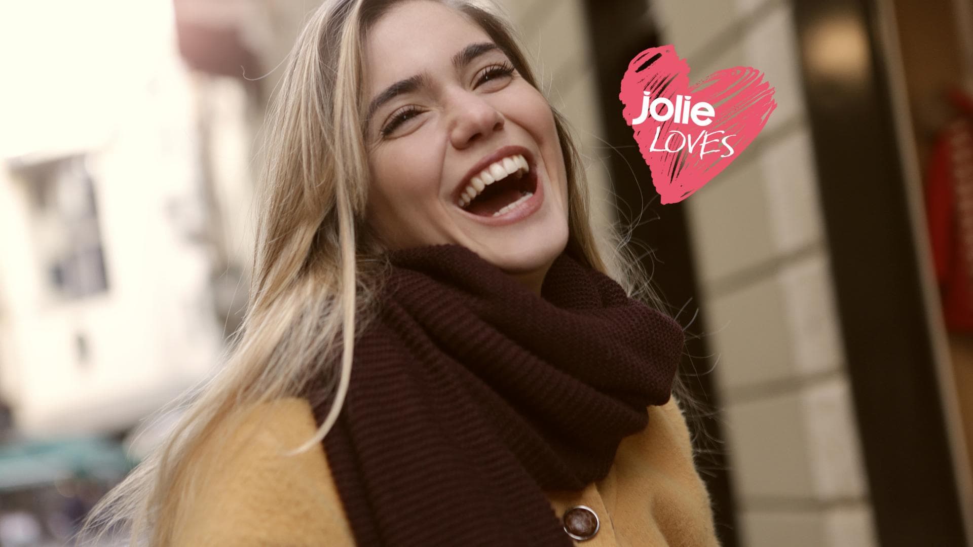 Jolie Loves: Frau lacht