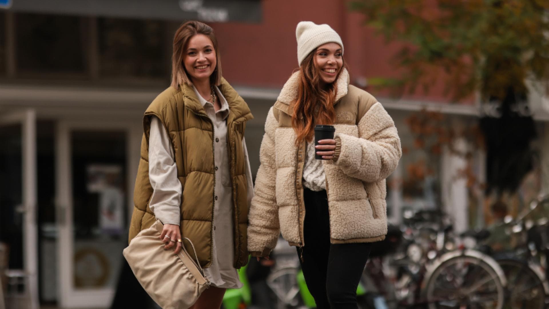 Freundinnen in Winterjacken Modetrend