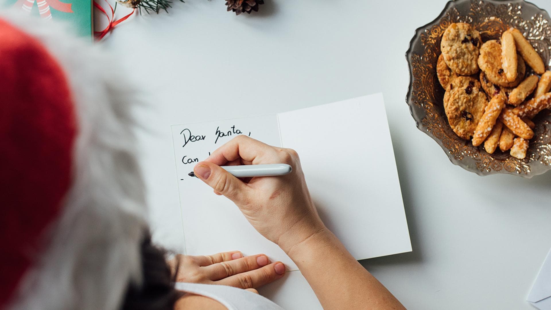 Frau schreibt eine Weihnachtskarte