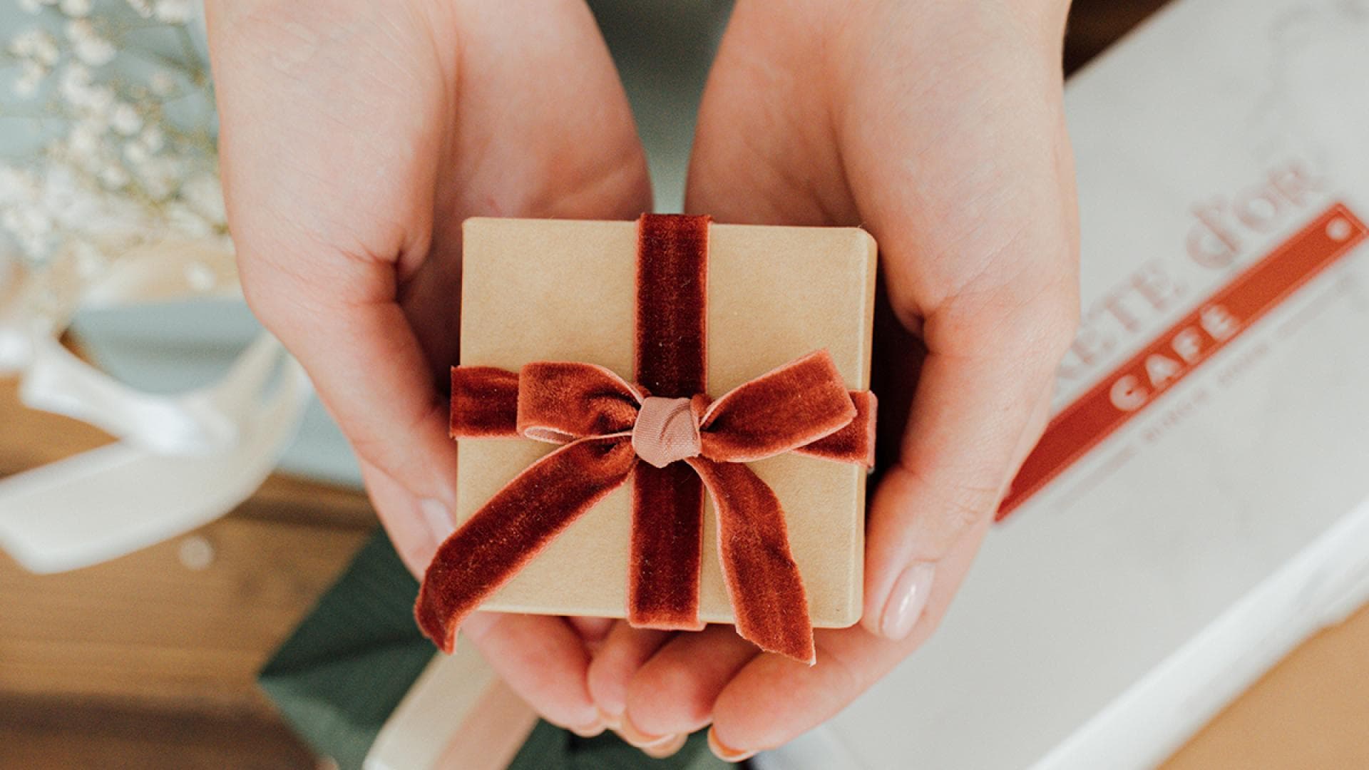 Frau hält Geschenk in der Hand