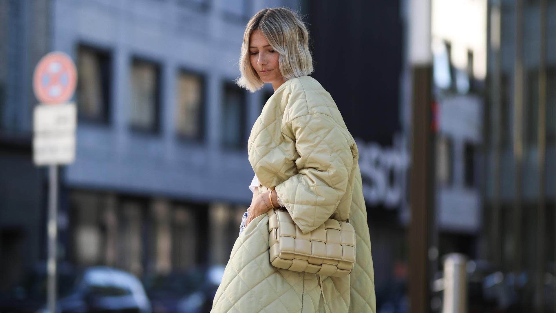 Kathrin Bommann trägt Steppmantel beige