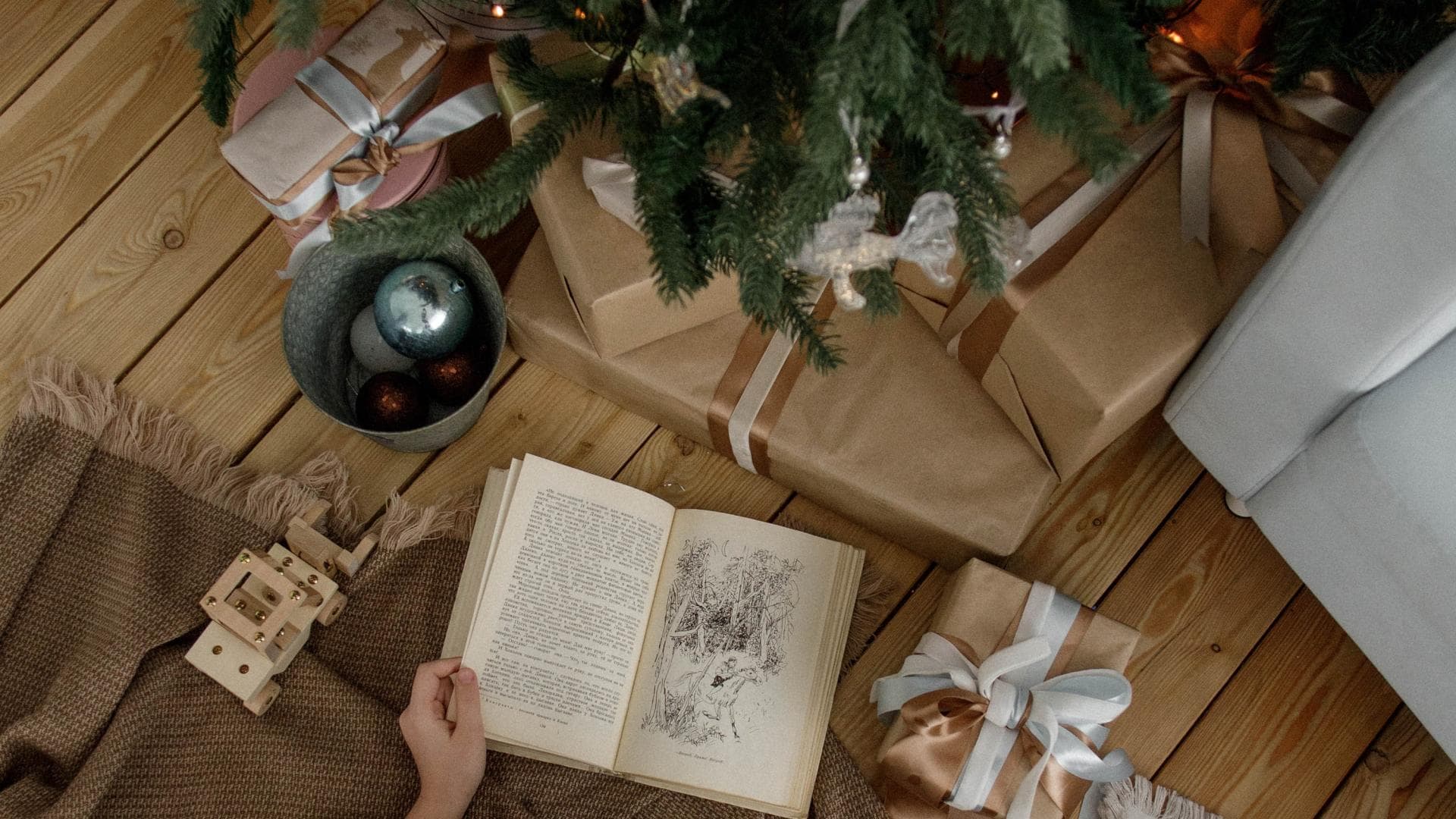 Geschenke unter Tannenbaum