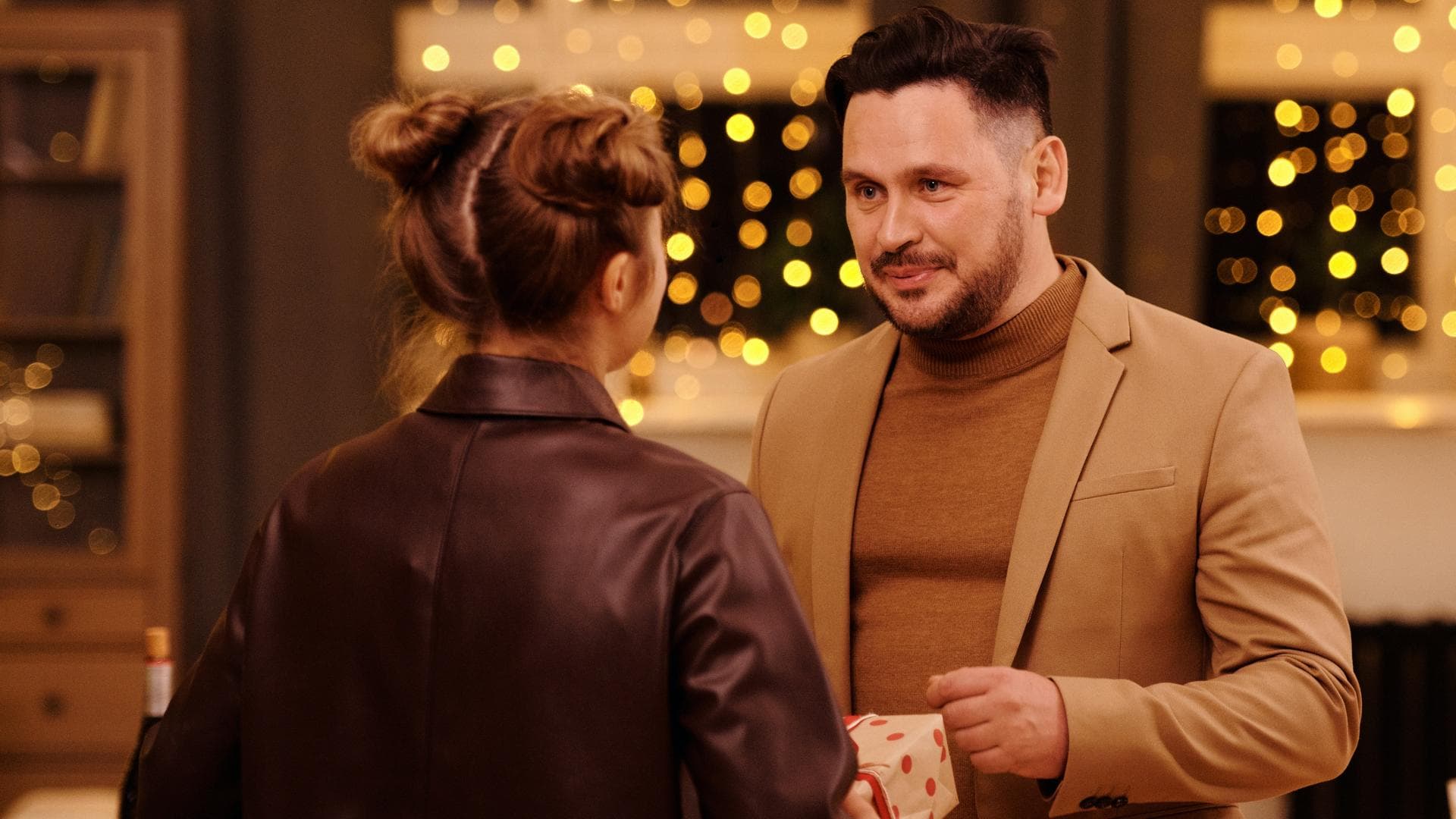 Kind gibt Vater Geschenk