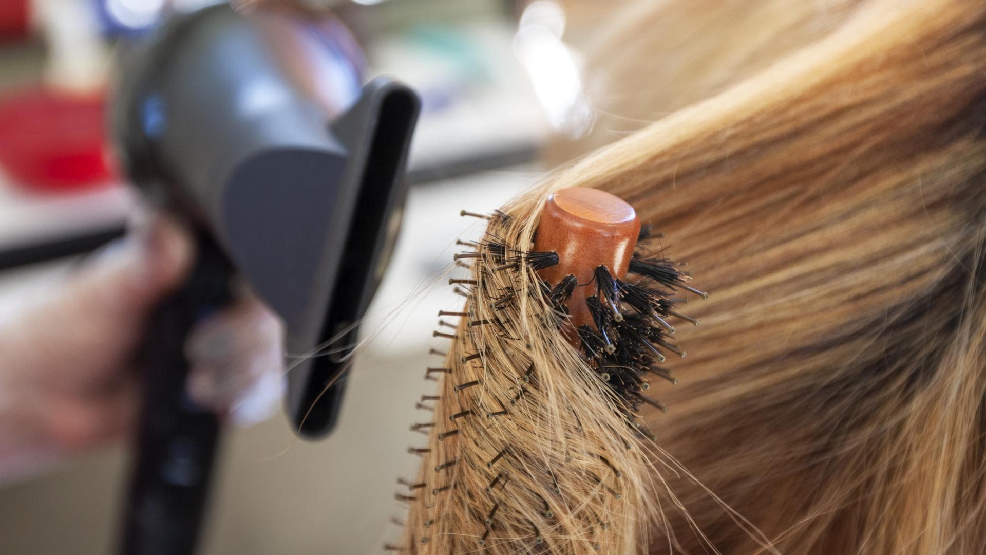 Föhn Frisur mit Haarbürste