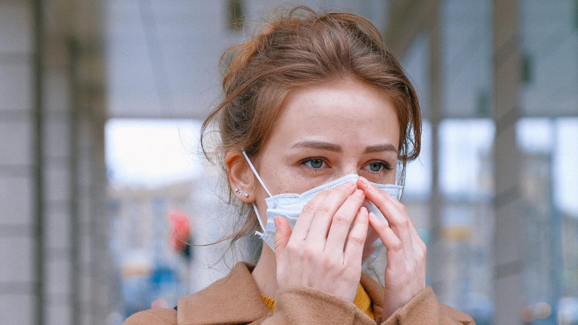 Frau mit Maske